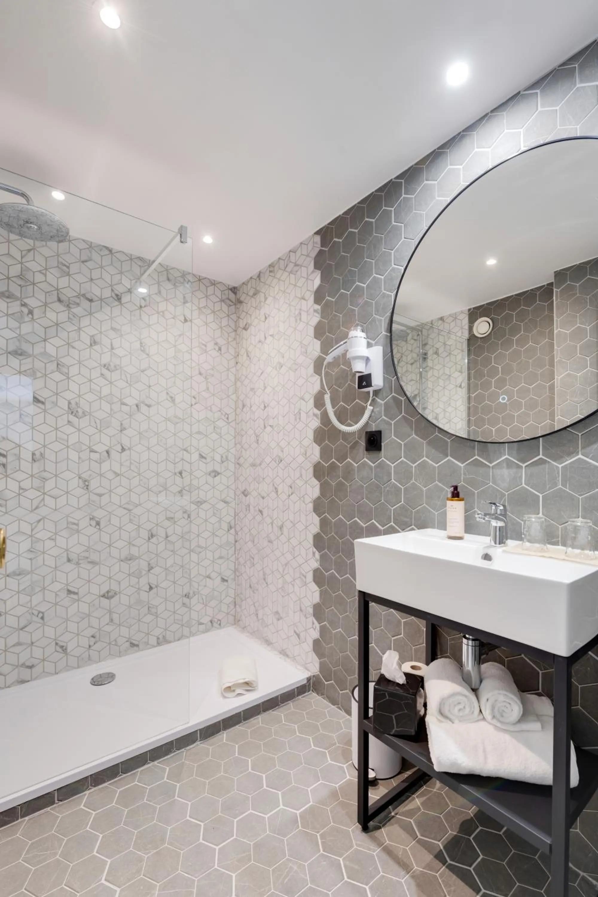 Shower in Best Western Plus Le Picardy