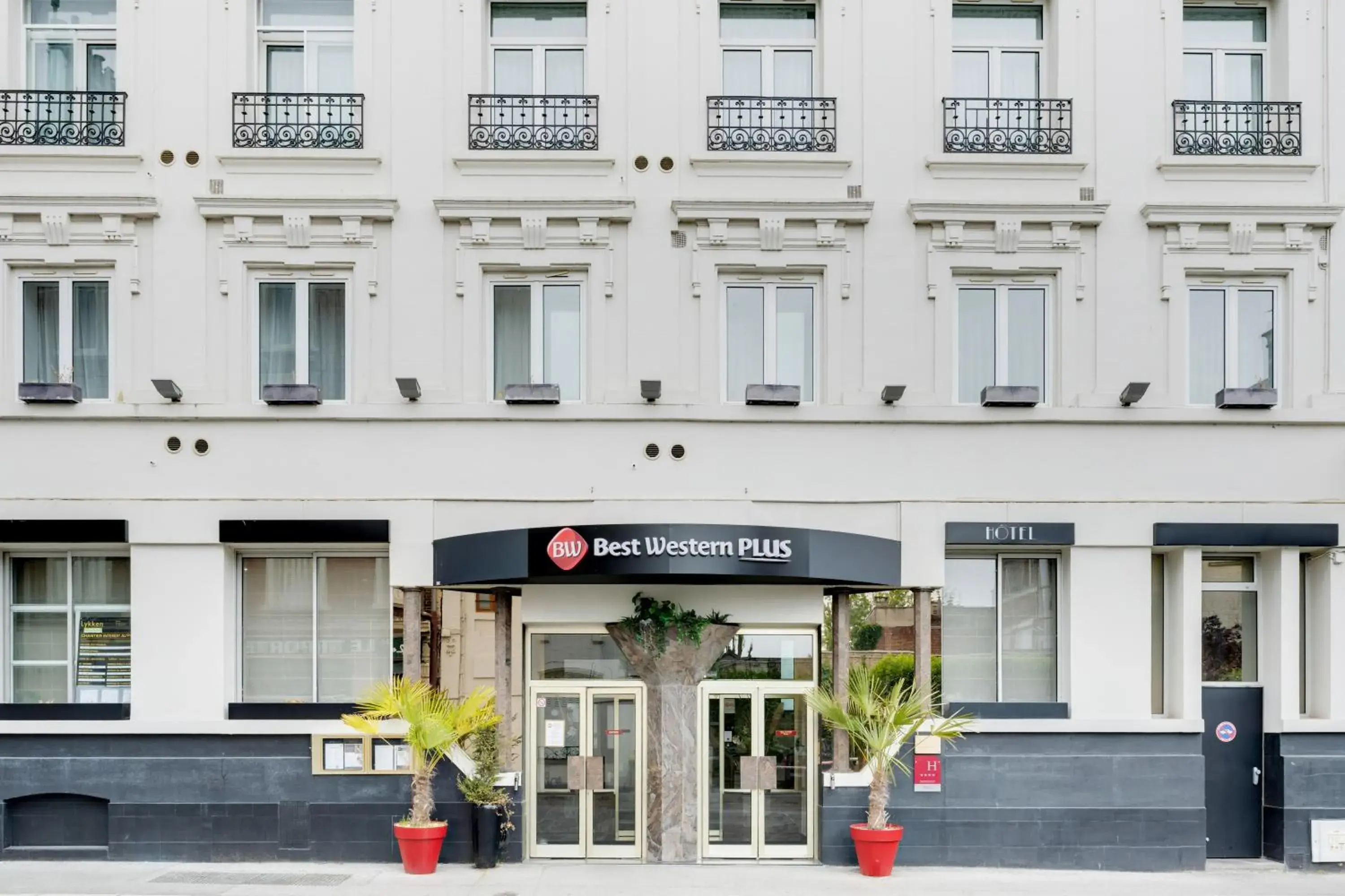 Property building in Best Western Plus Le Picardy Property building in Best Western Plus Le Picardy
