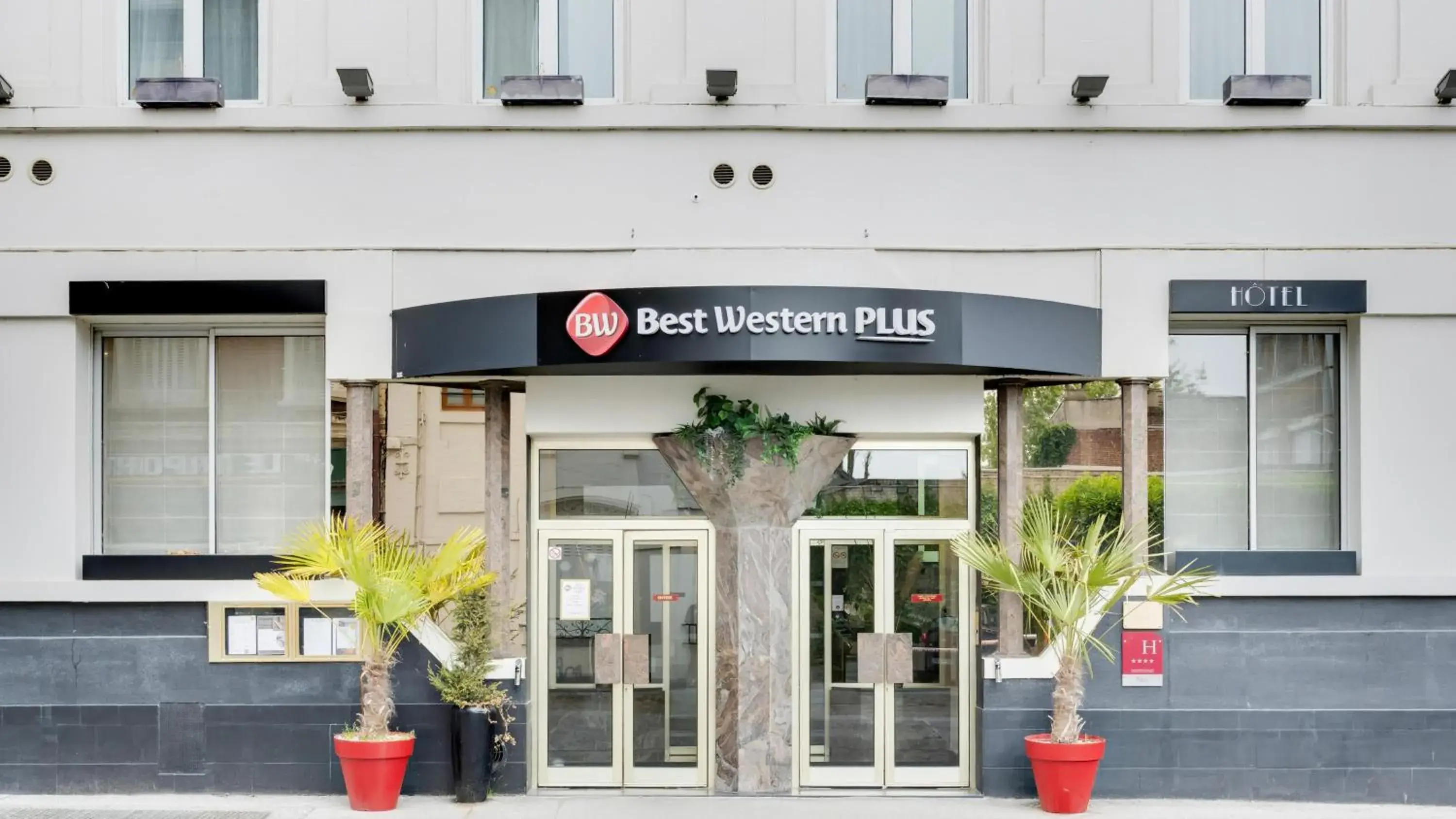 Property building in Best Western Plus Le Picardy Property building in Best Western Plus Le Picardy