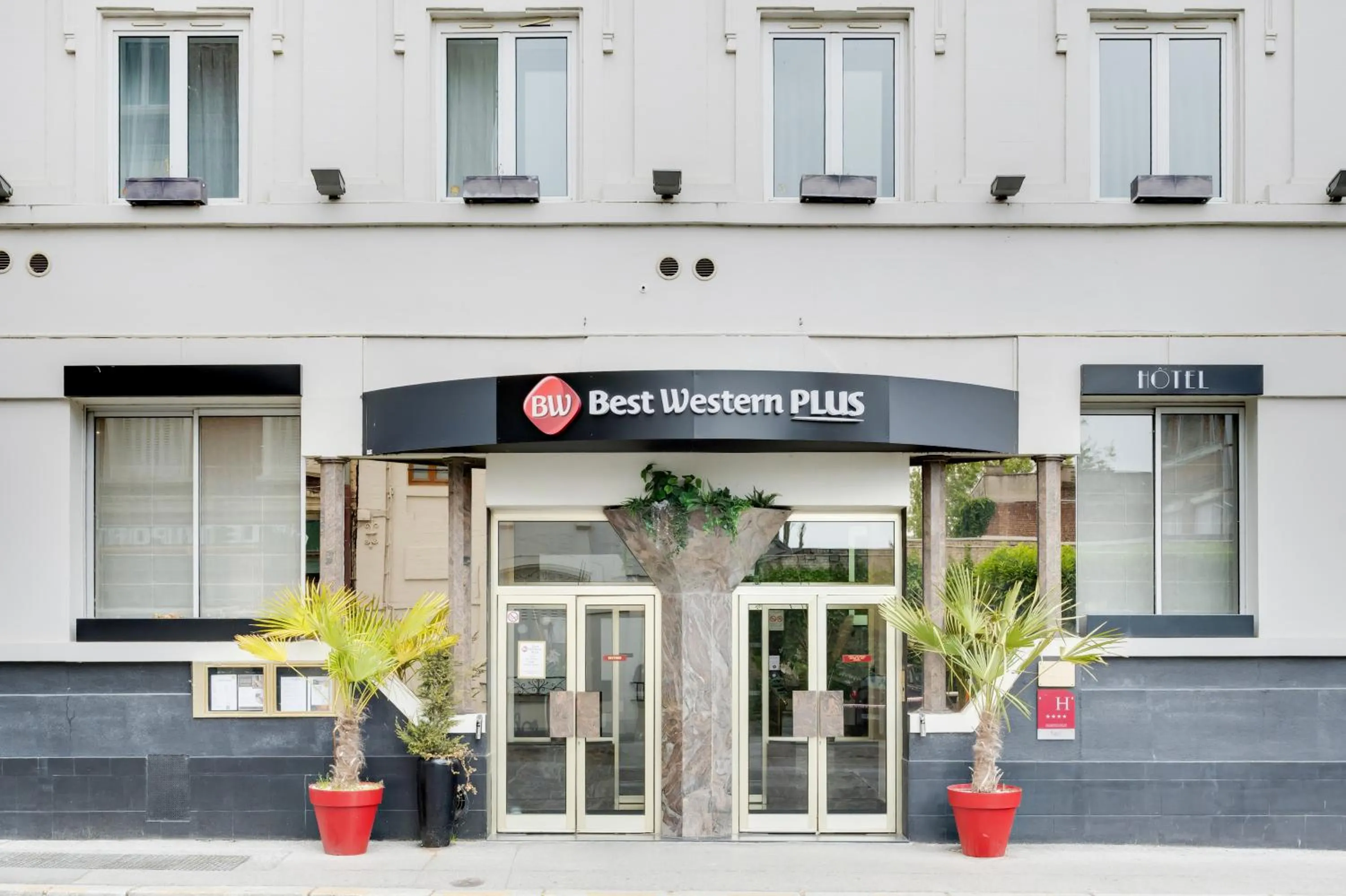 Property building in Best Western Plus Le Picardy