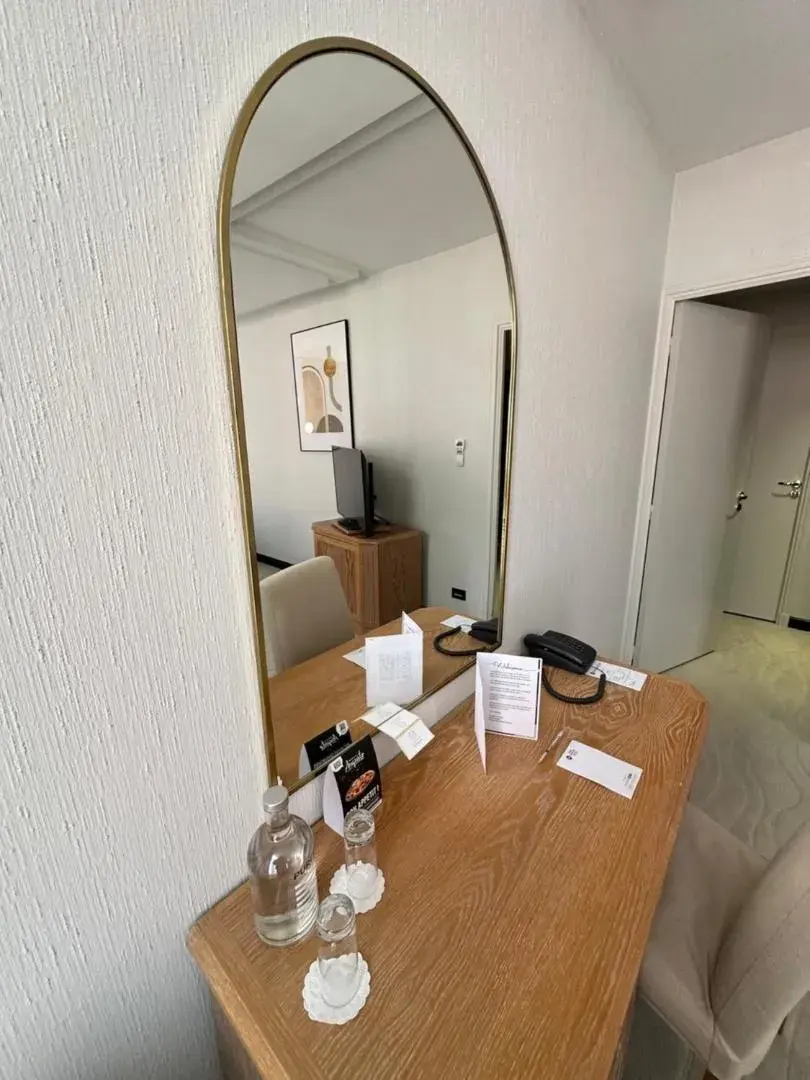 Comfort King Room - Non-Smoking in Best Western Plus Le Picardy Comfort King Room - Non-Smoking in Best Western Plus Le Picardy