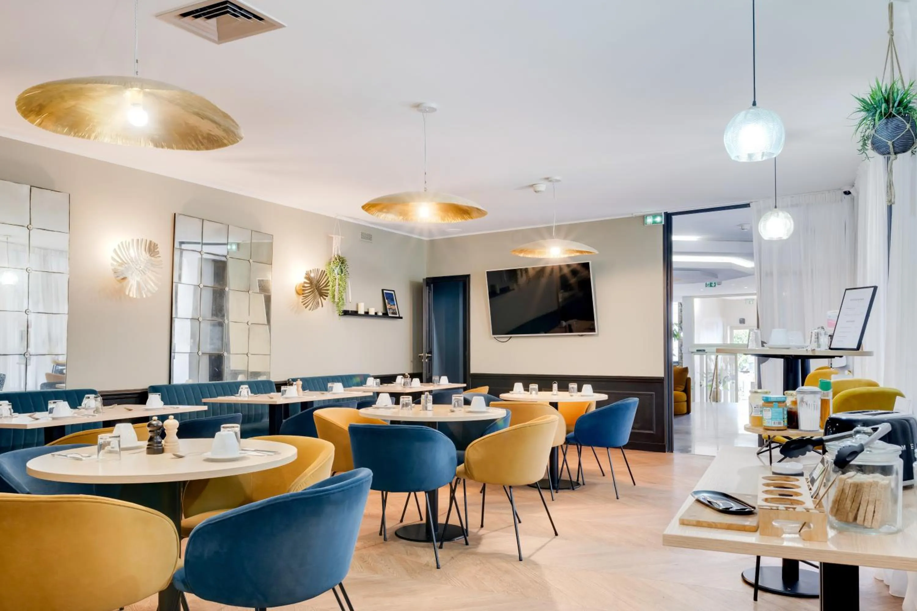 TV and multimedia in Best Western Plus Le Picardy