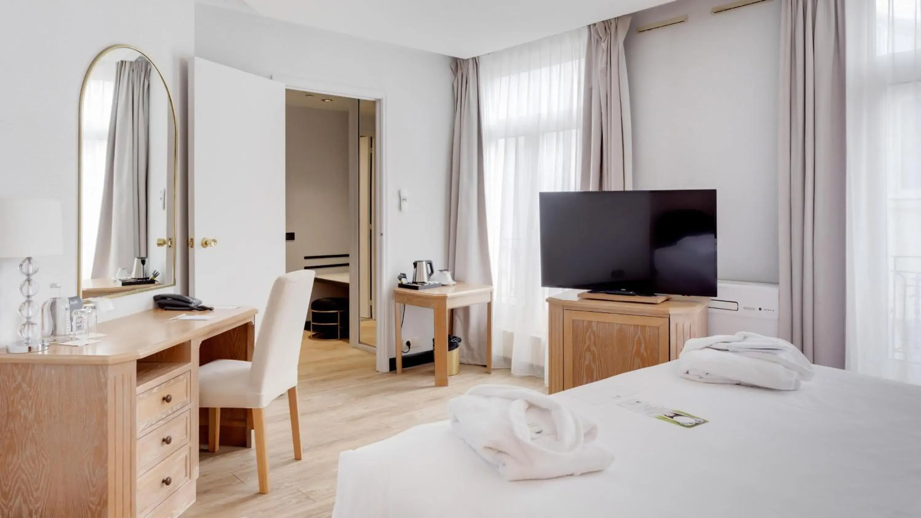 Bedroom, Bed in Best Western Plus Le Picardy Bedroom, Bed in Best Western Plus Le Picardy
