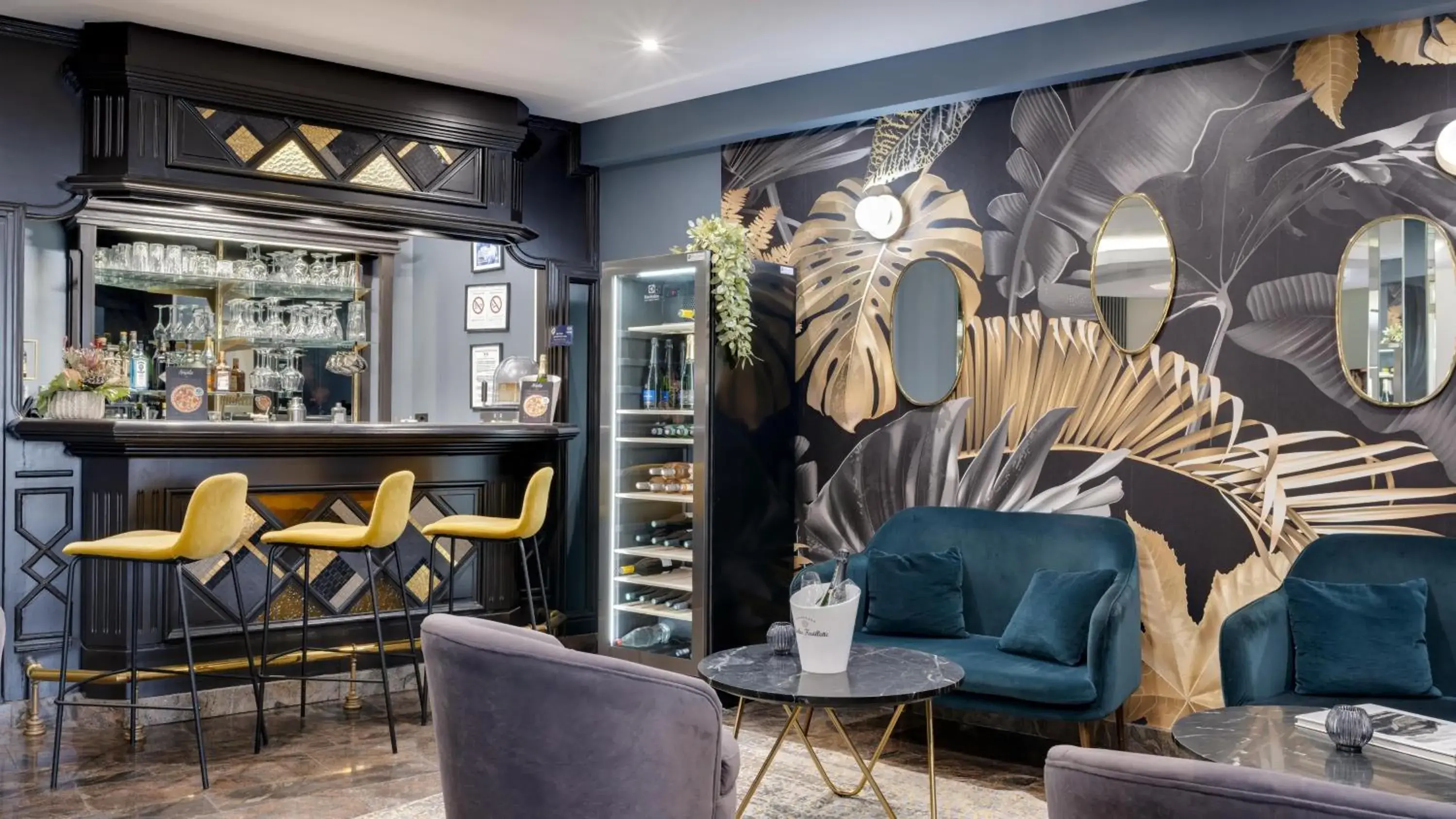 Lounge or bar in Best Western Plus Le Picardy Lounge or bar in Best Western Plus Le Picardy