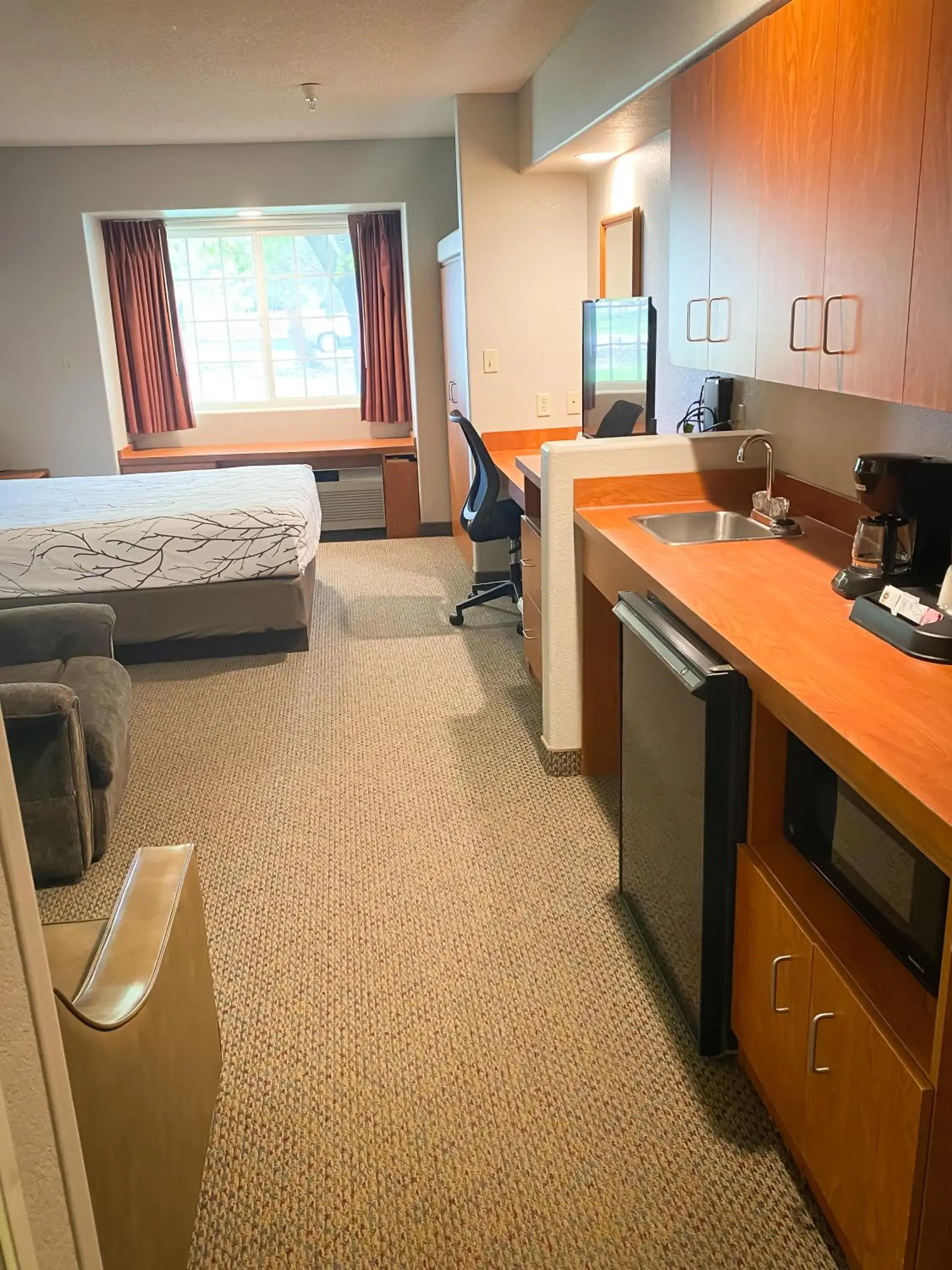 Kitchen or kitchenette, Bed in Monument Inn & Suites Kitchen or kitchenette, Bed in Monument Inn & Suites