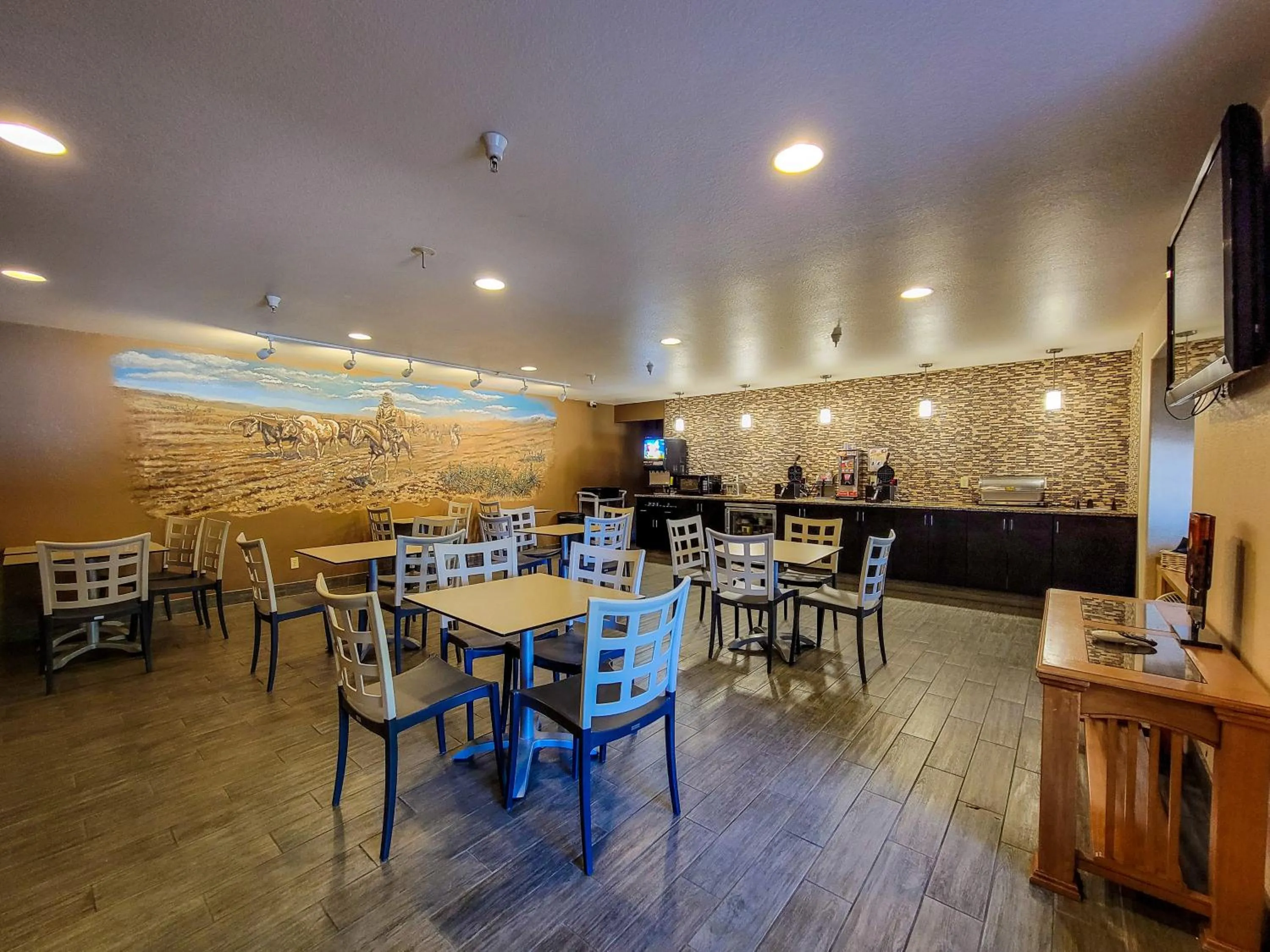 Breakfast in Monument Inn & Suites