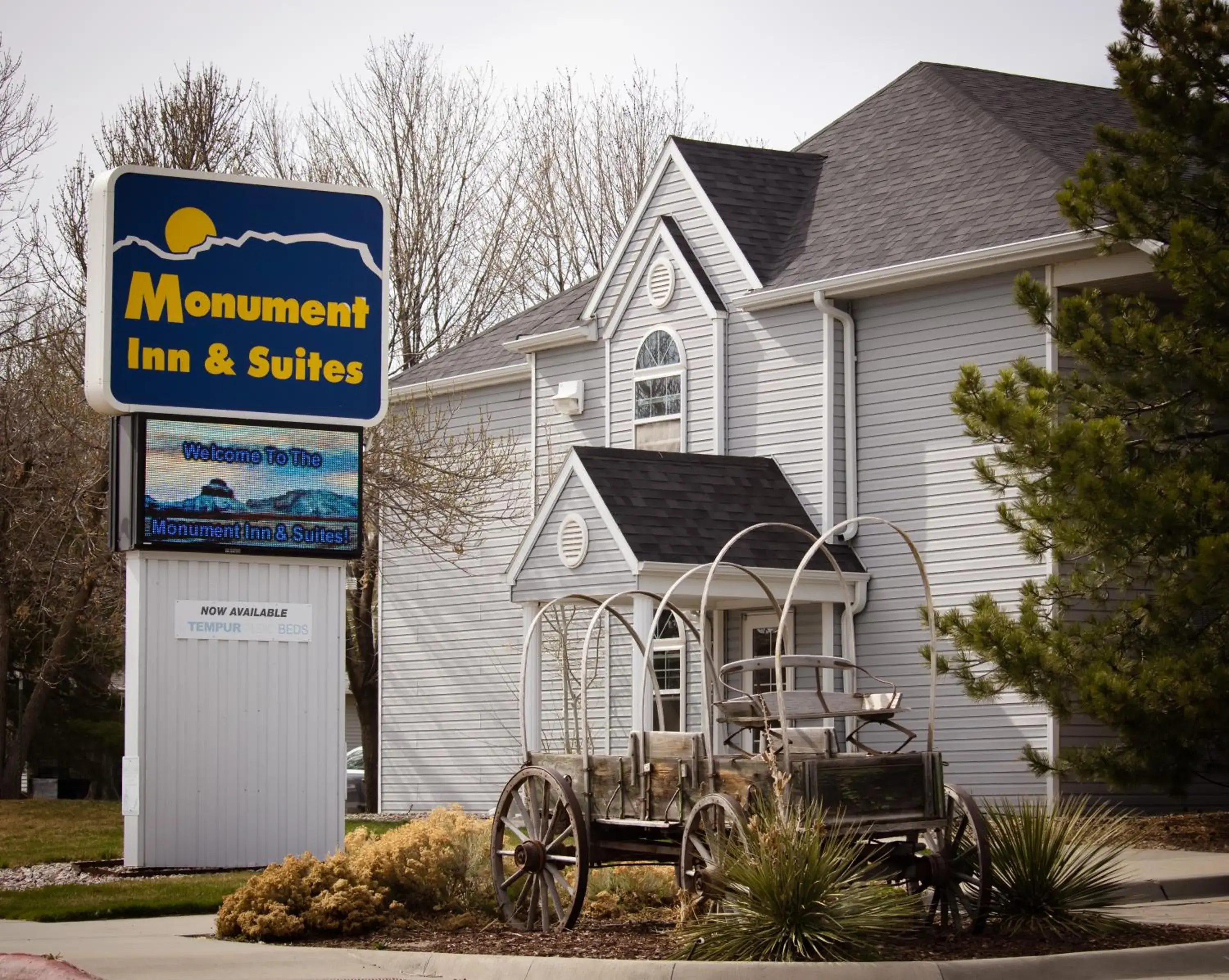 Facade/entrance in Monument Inn & Suites Facade/entrance in Monument Inn & Suites