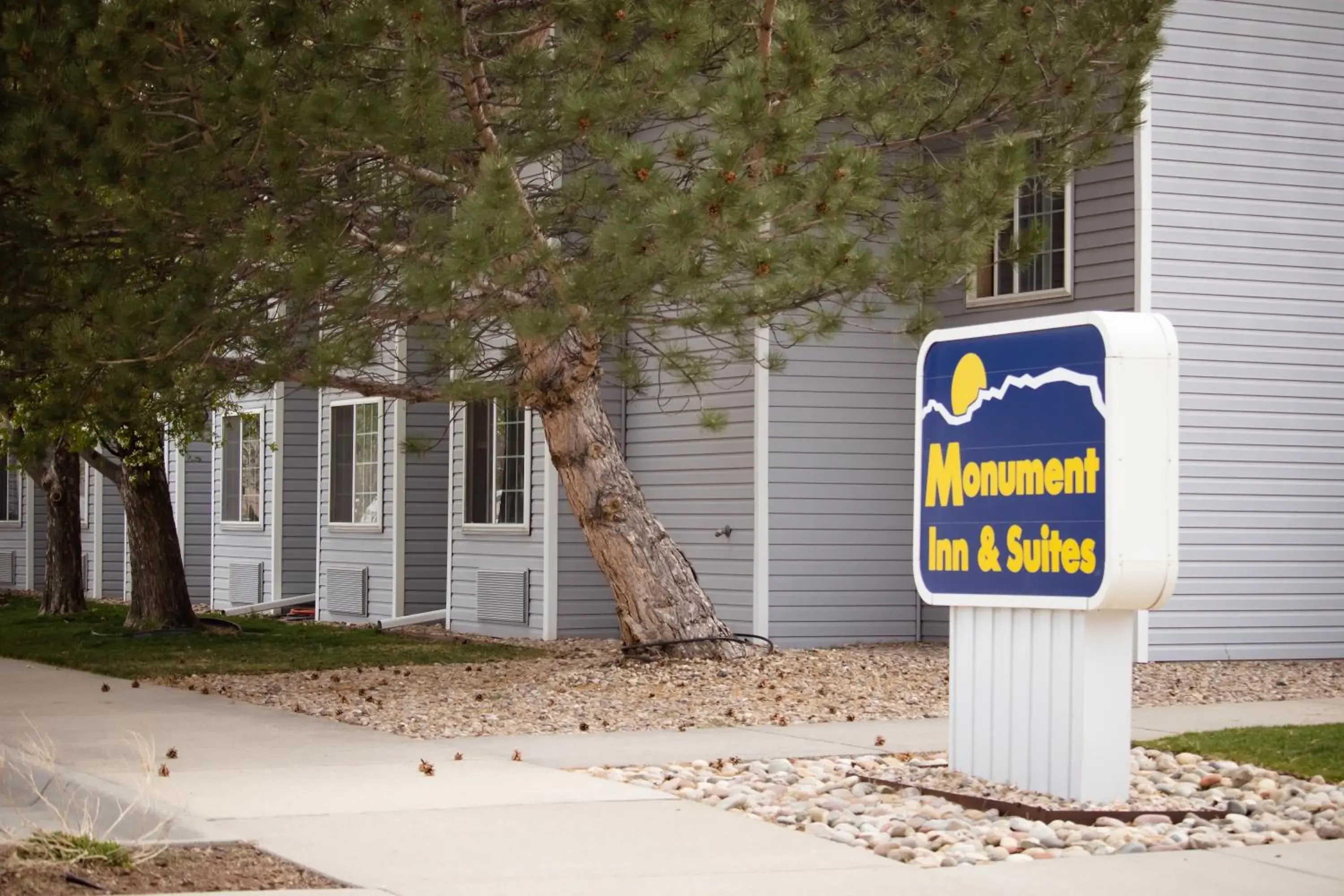 Property building in Monument Inn & Suites Property building in Monument Inn & Suites