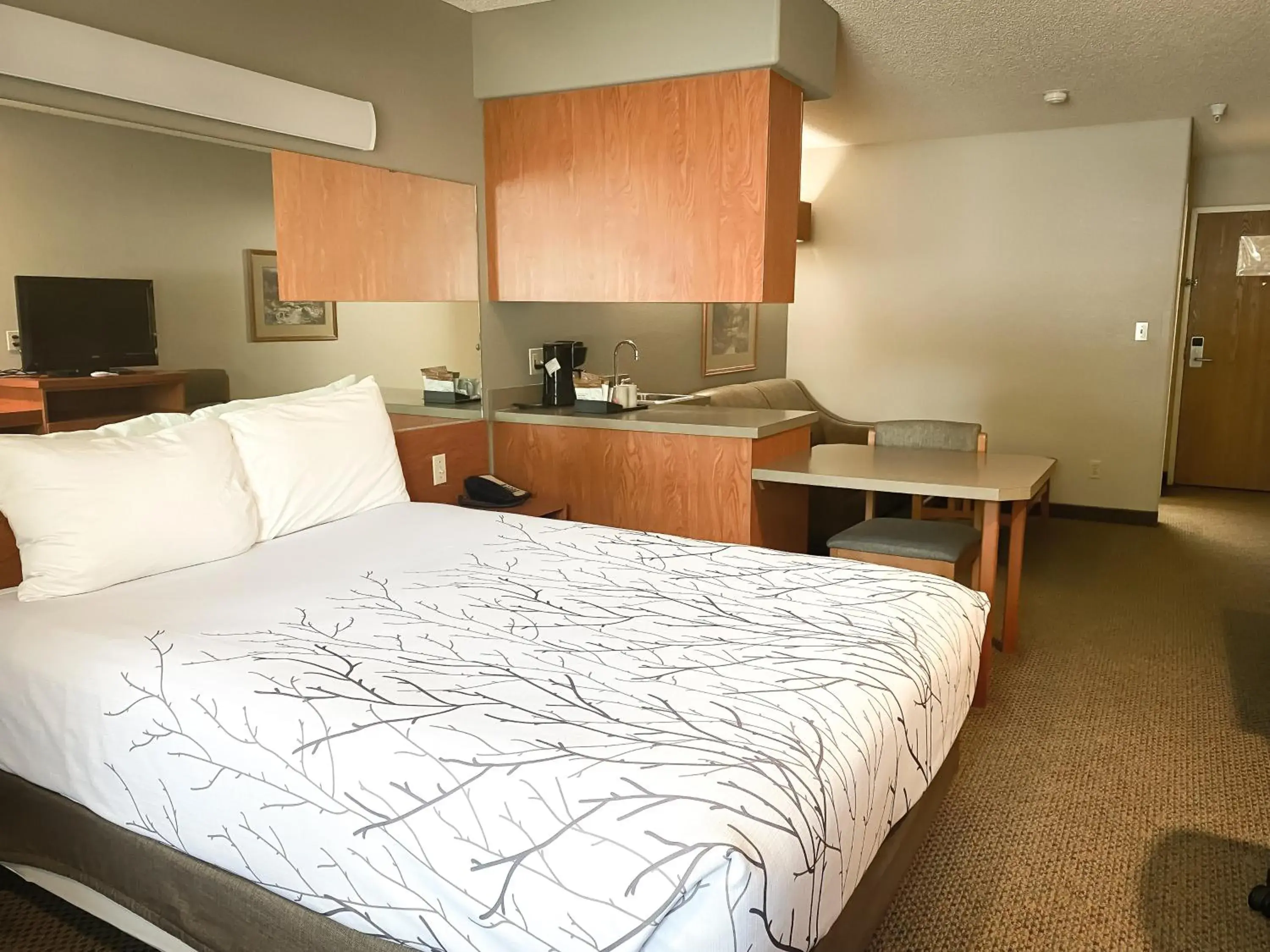 Kitchen or kitchenette, Bed in Monument Inn & Suites Kitchen or kitchenette, Bed in Monument Inn & Suites