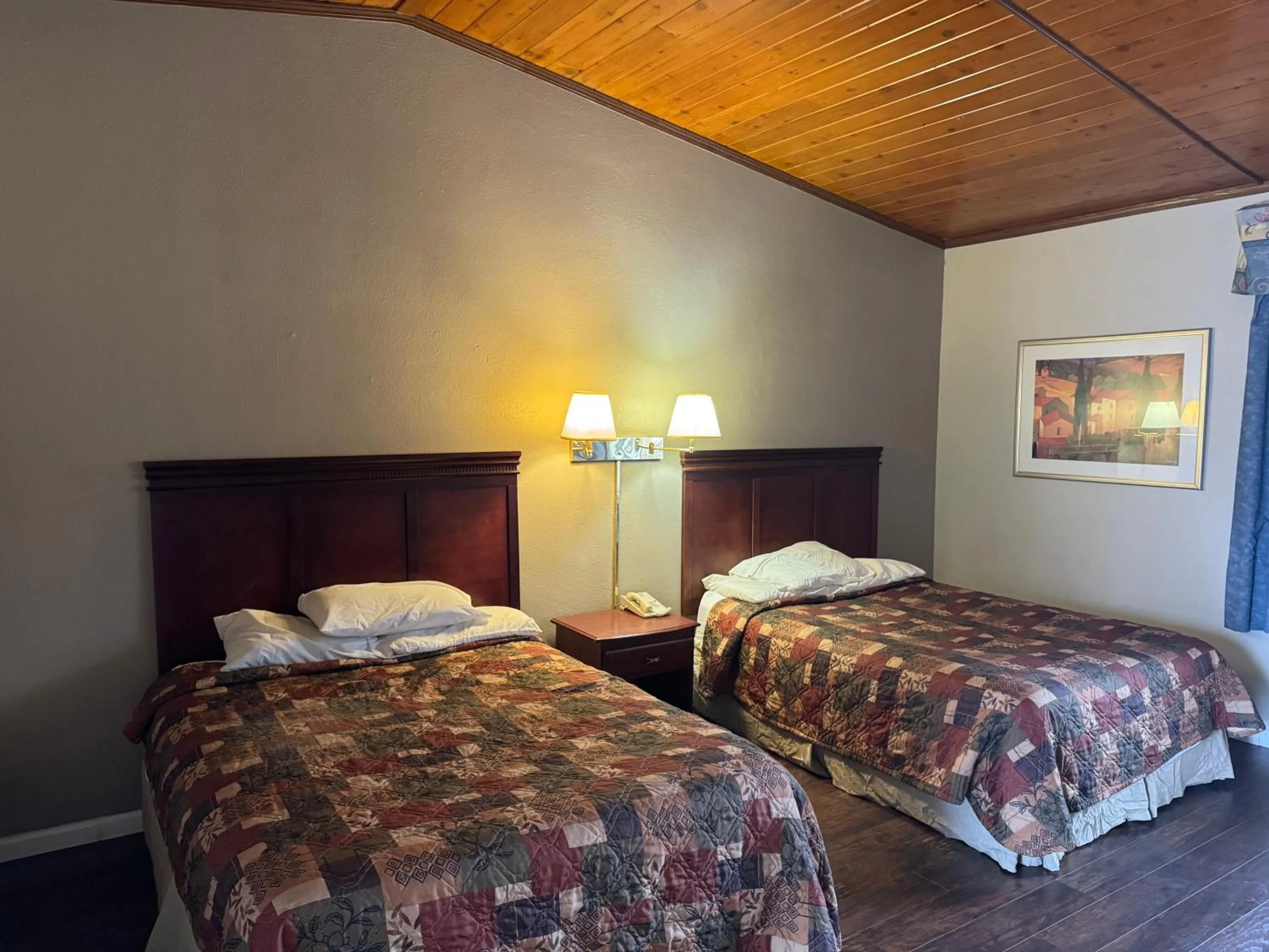 Bed in Town & Country Motel