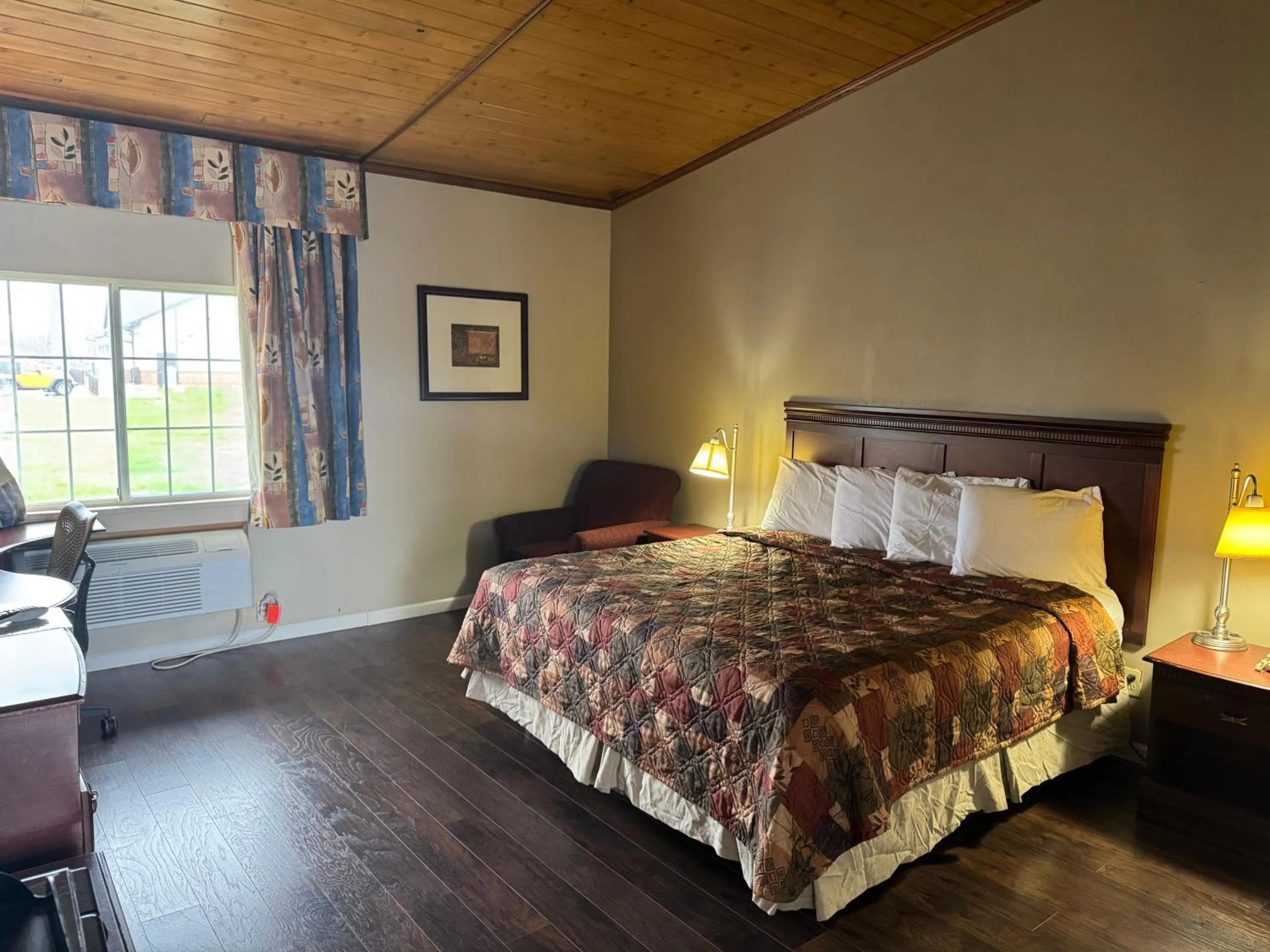 Bed in Town & Country Motel