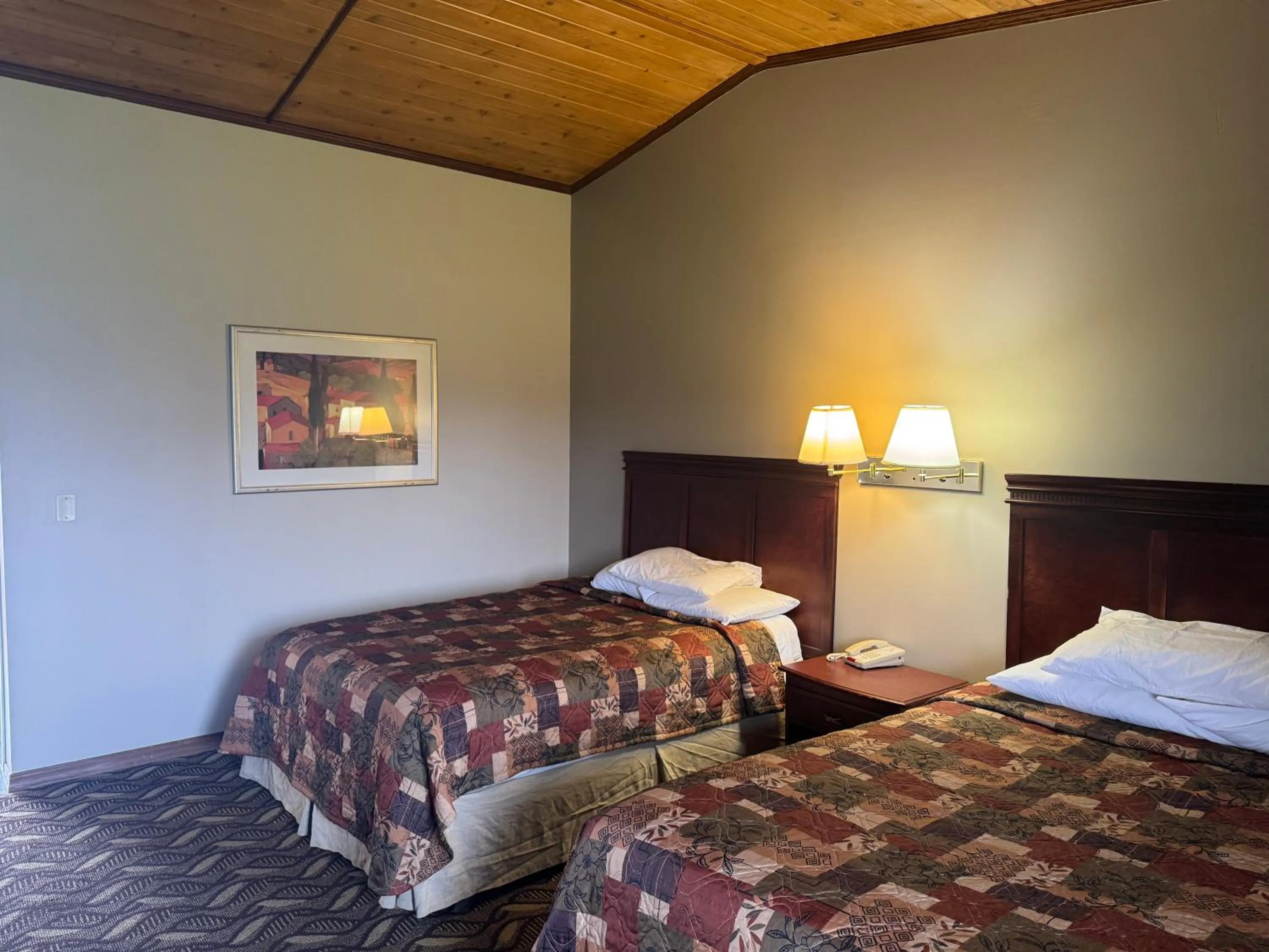 Bed in Town & Country Motel