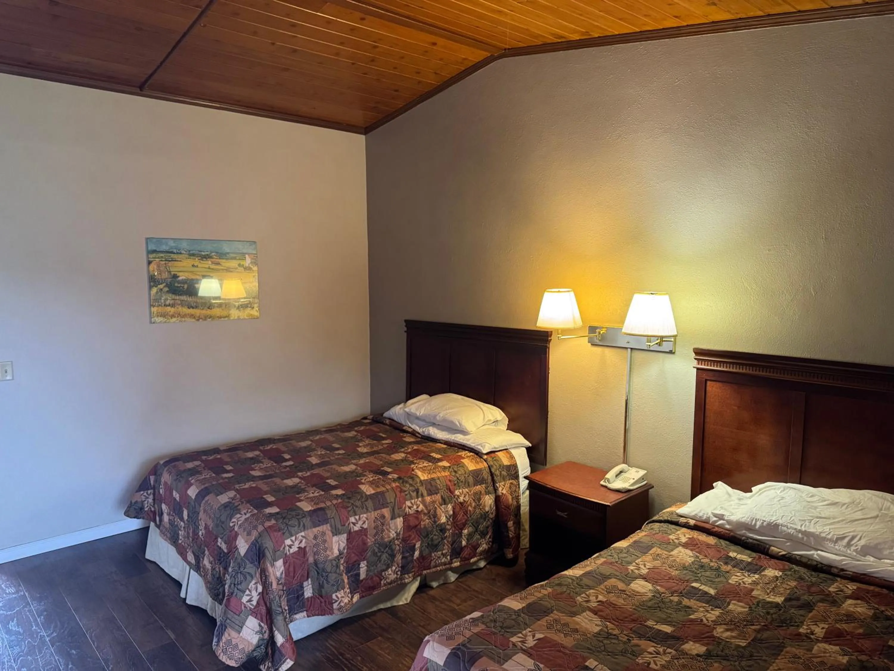 Bed in Town & Country Motel