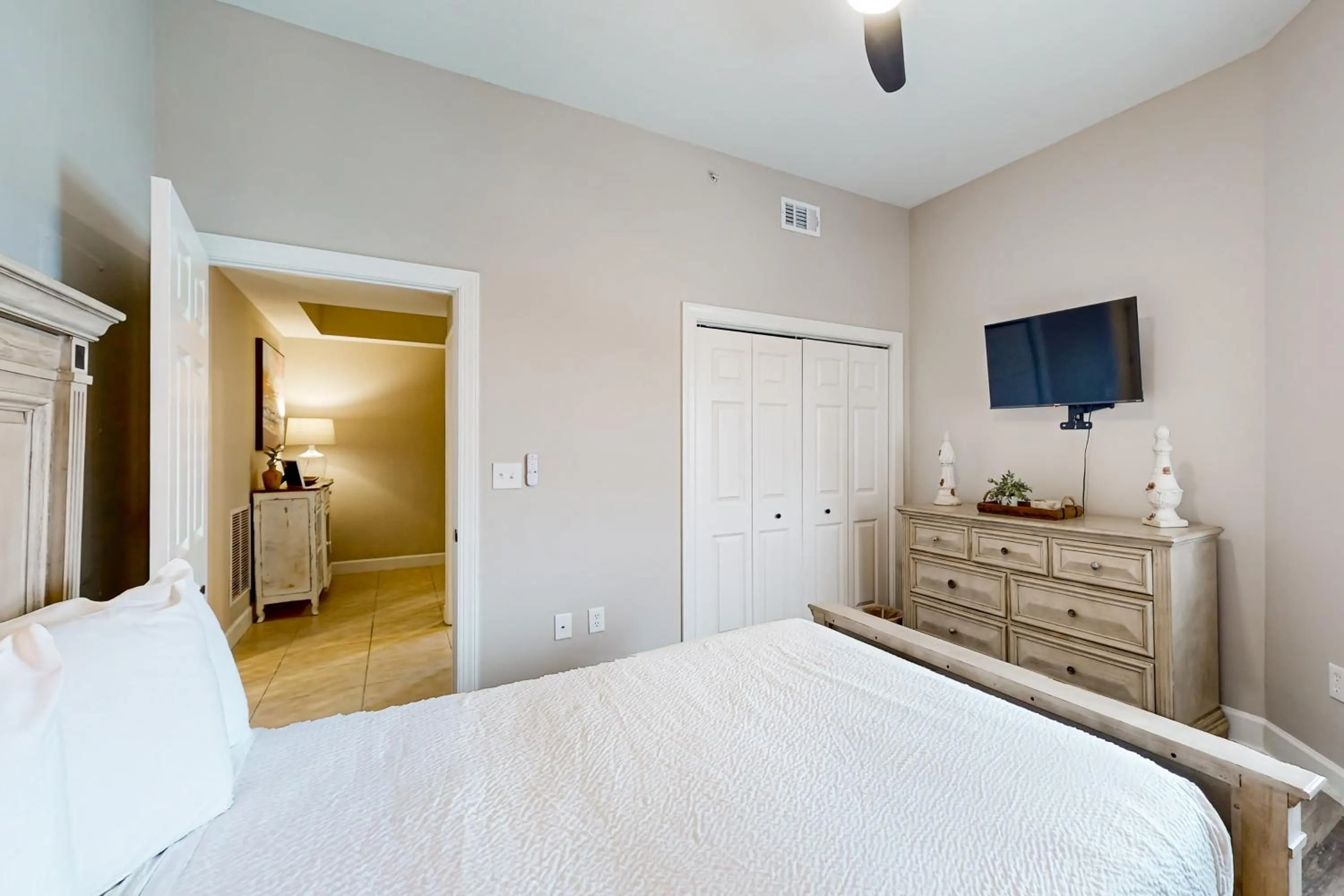 Bed in Sunrise Beach Resort V