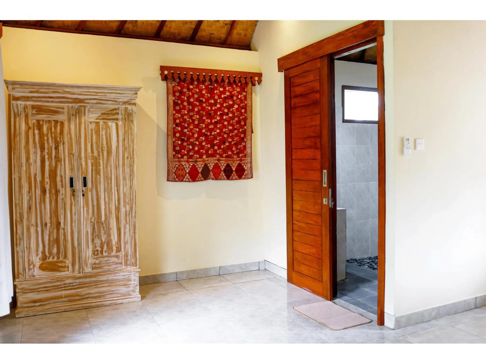 wardrobe in Gongwi Cottages Sidemen