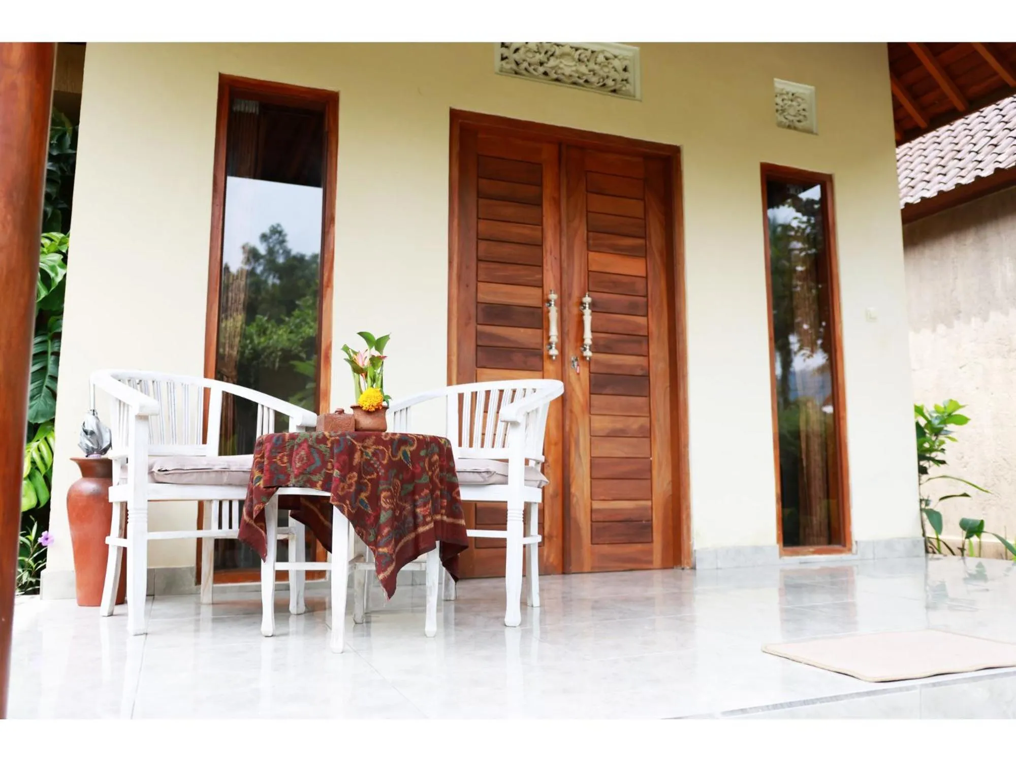 Patio in Gongwi Cottages Sidemen
