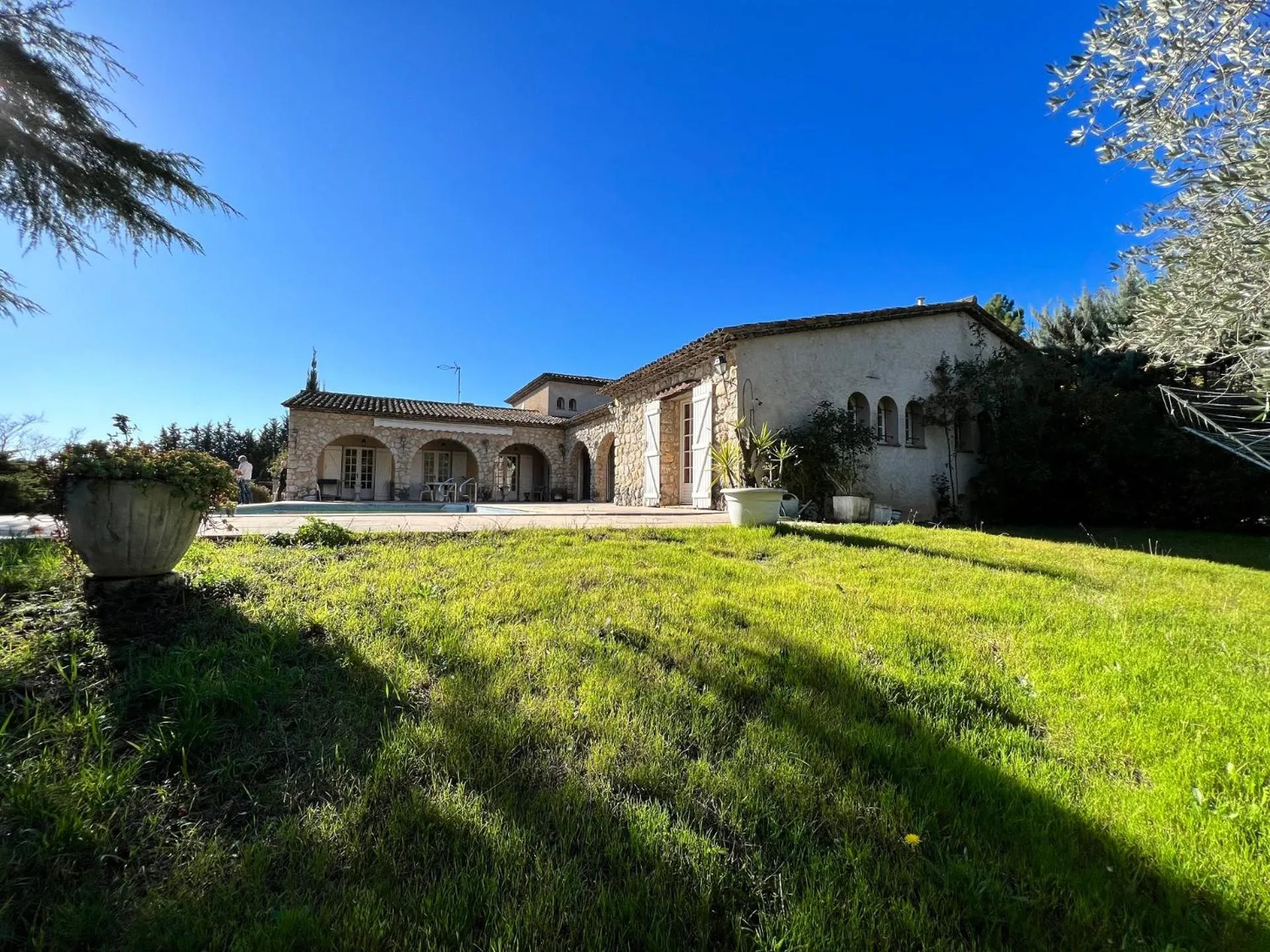 Property building in La Connexion, Gay Men Only