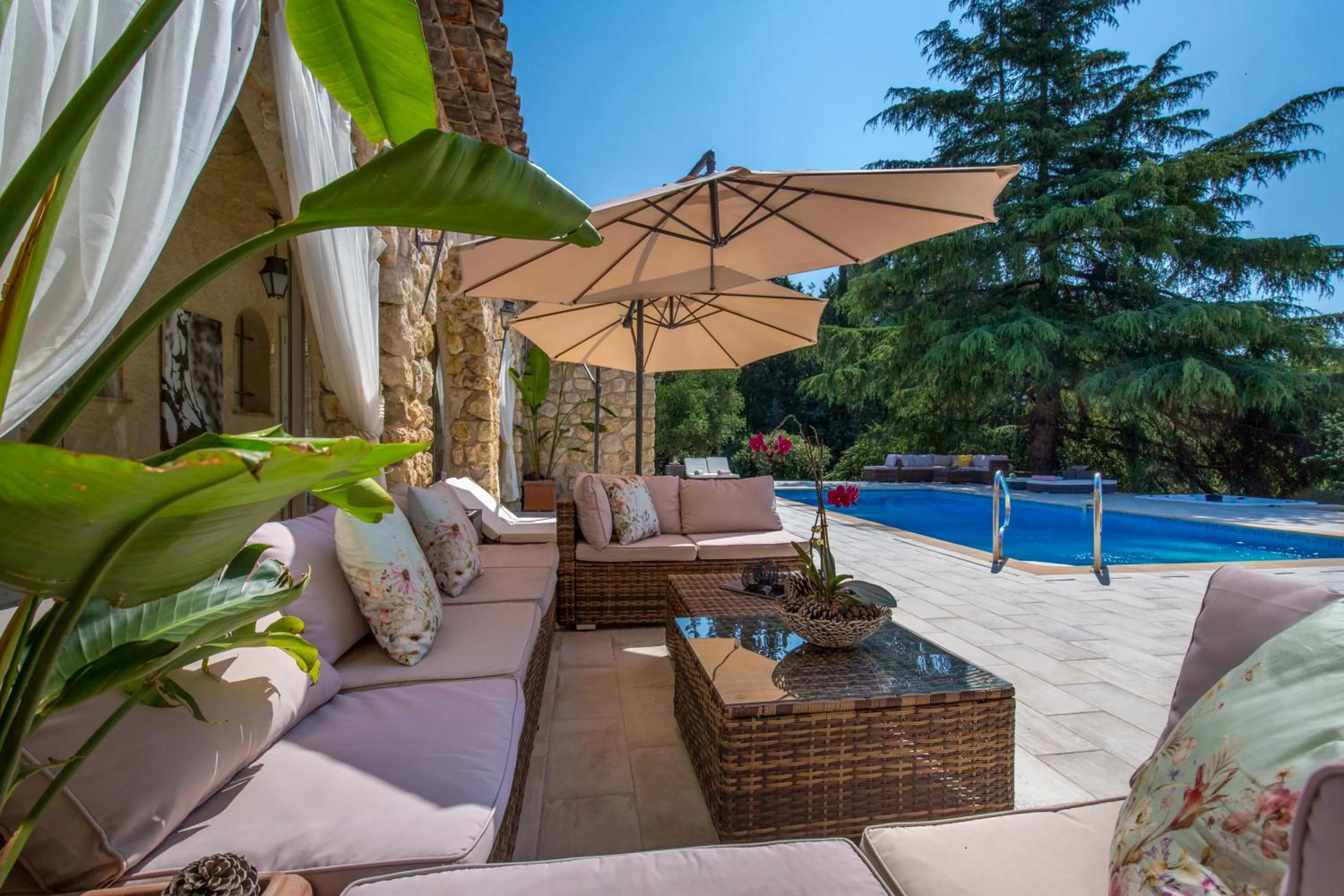 Property building in La Connexion, Gay Men Only