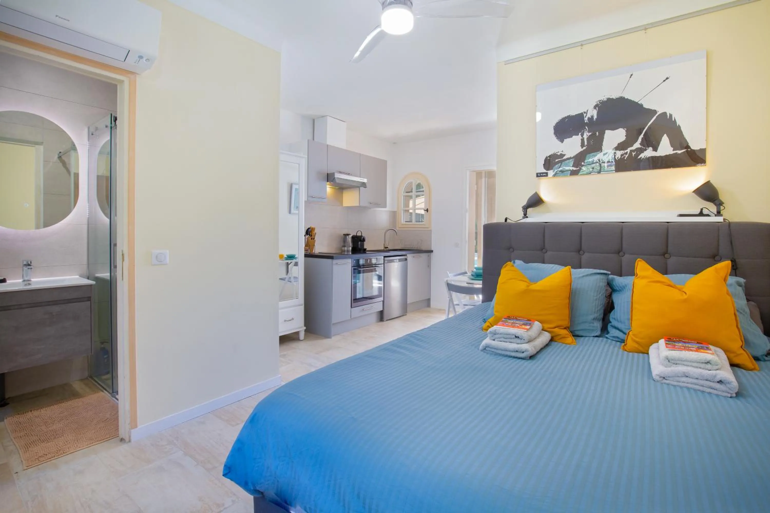 Kitchen or kitchenette, Bed in La Connexion, Gay Men Only