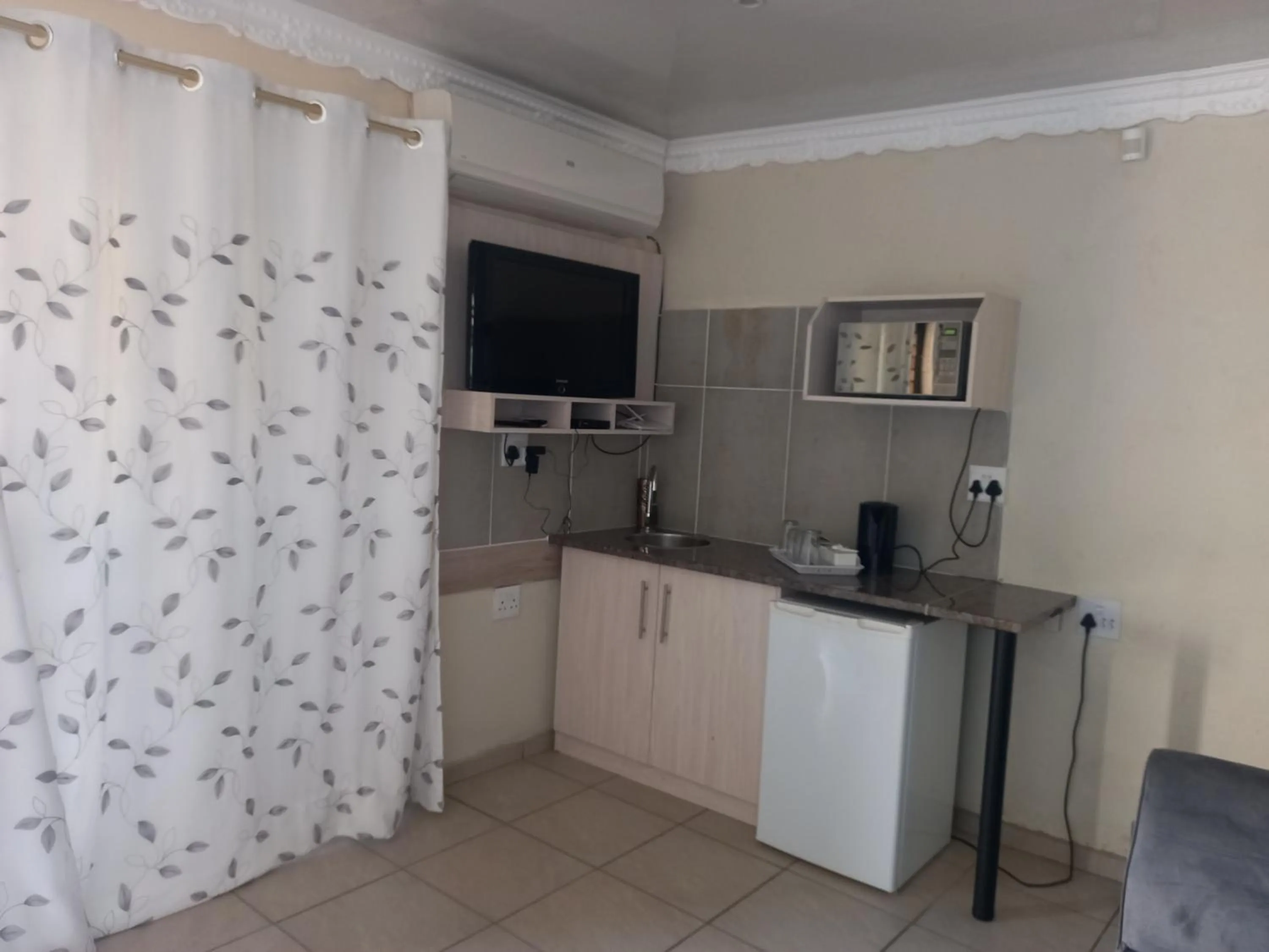Kitchen or kitchenette in Kgatholoha Guest House