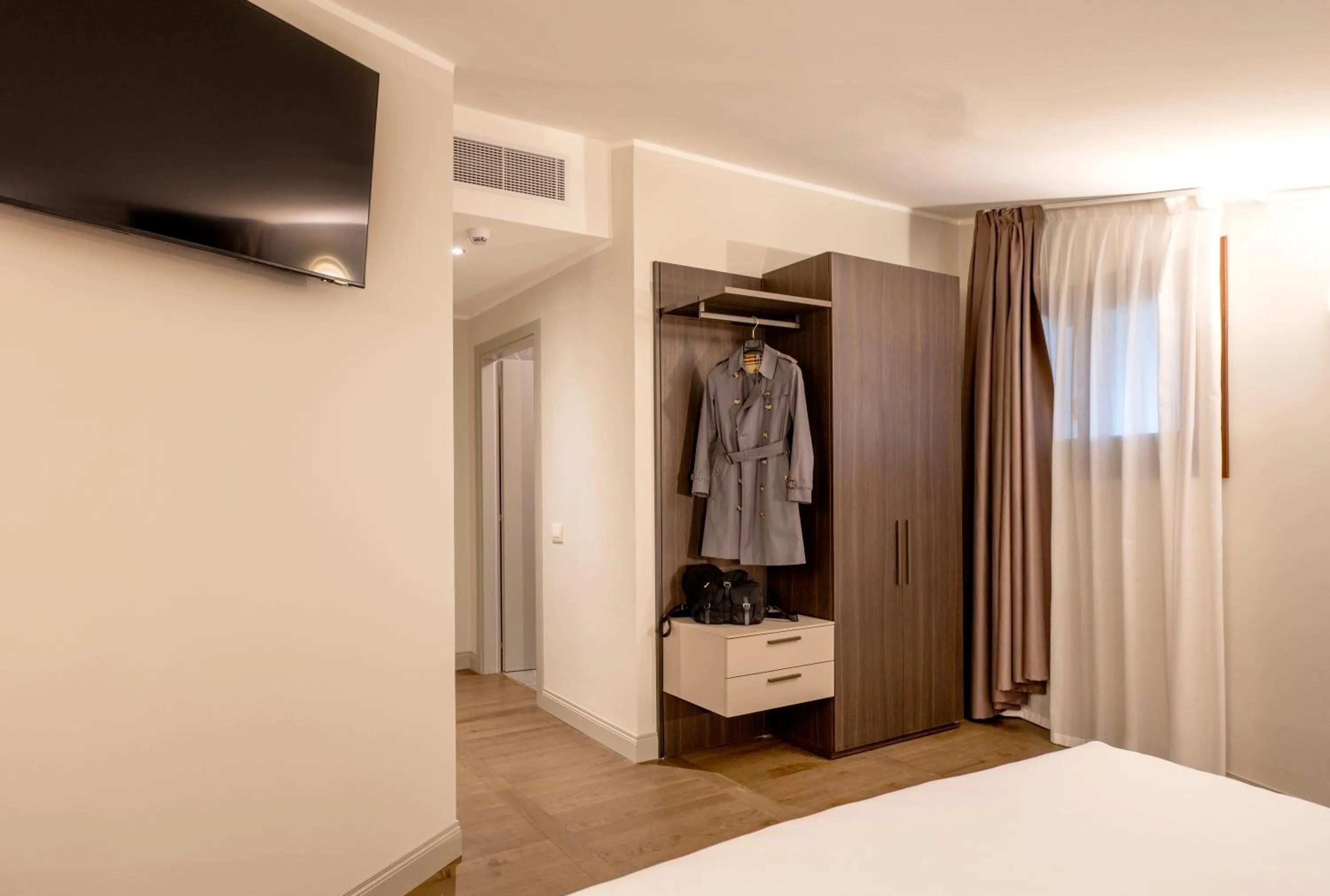 wardrobe, Bed in Hotel Carlton