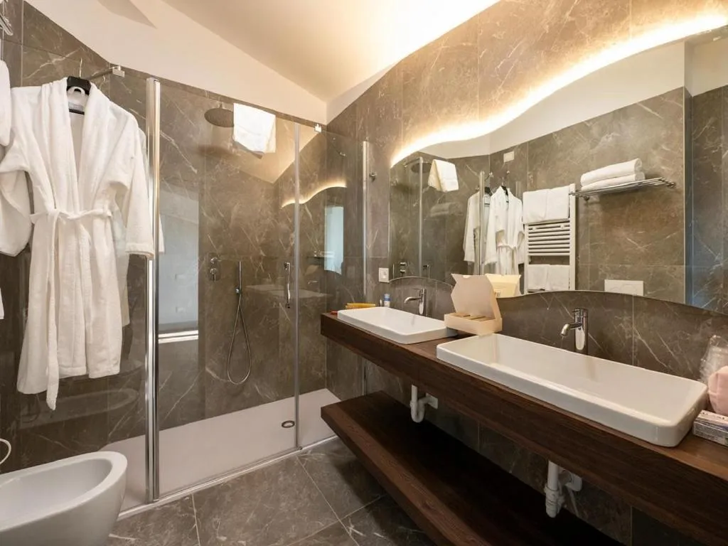 Shower in Hotel Carlton