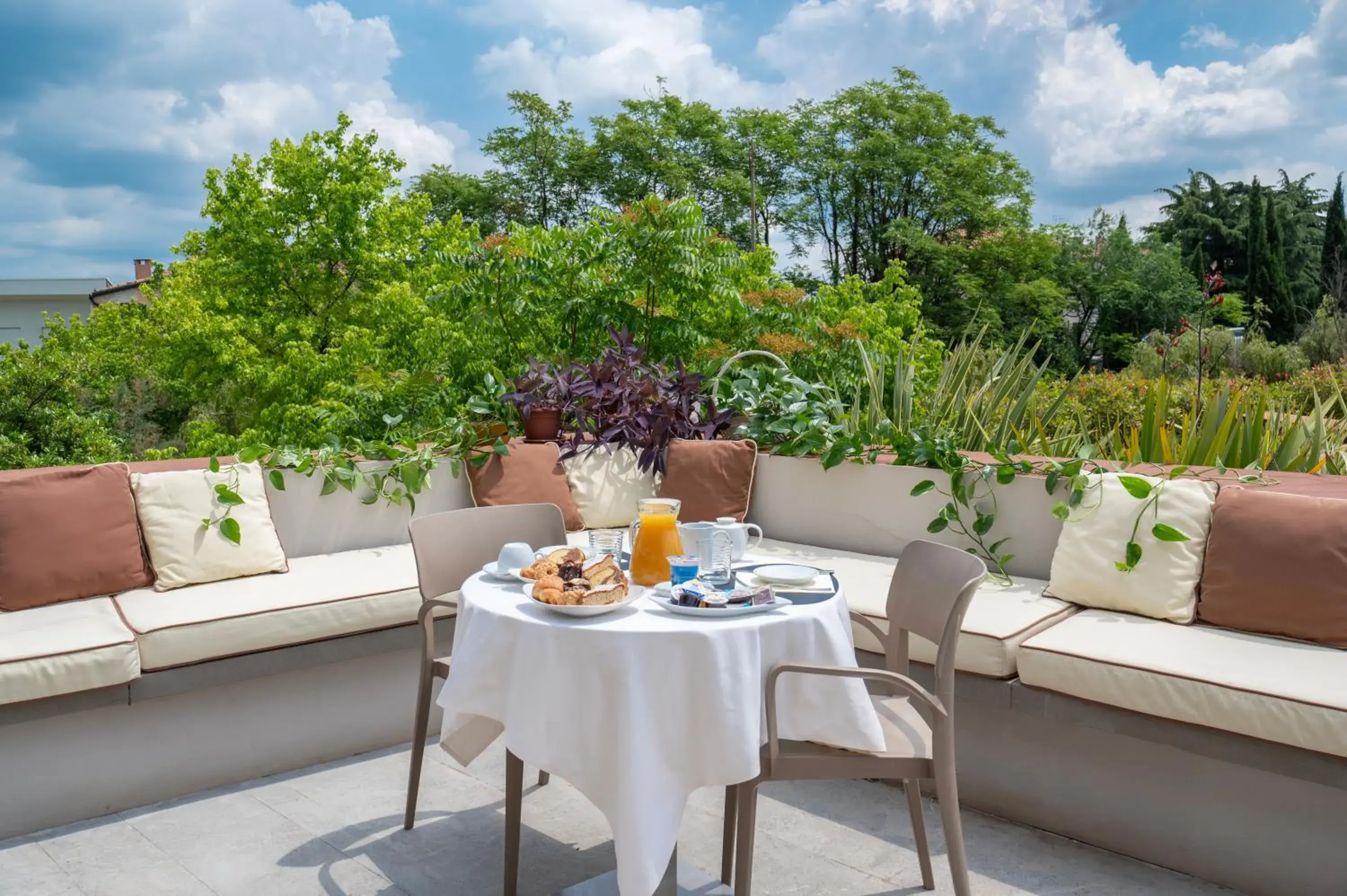 Restaurant/places to eat in Hotel Carlton Restaurant/places to eat in Hotel Carlton