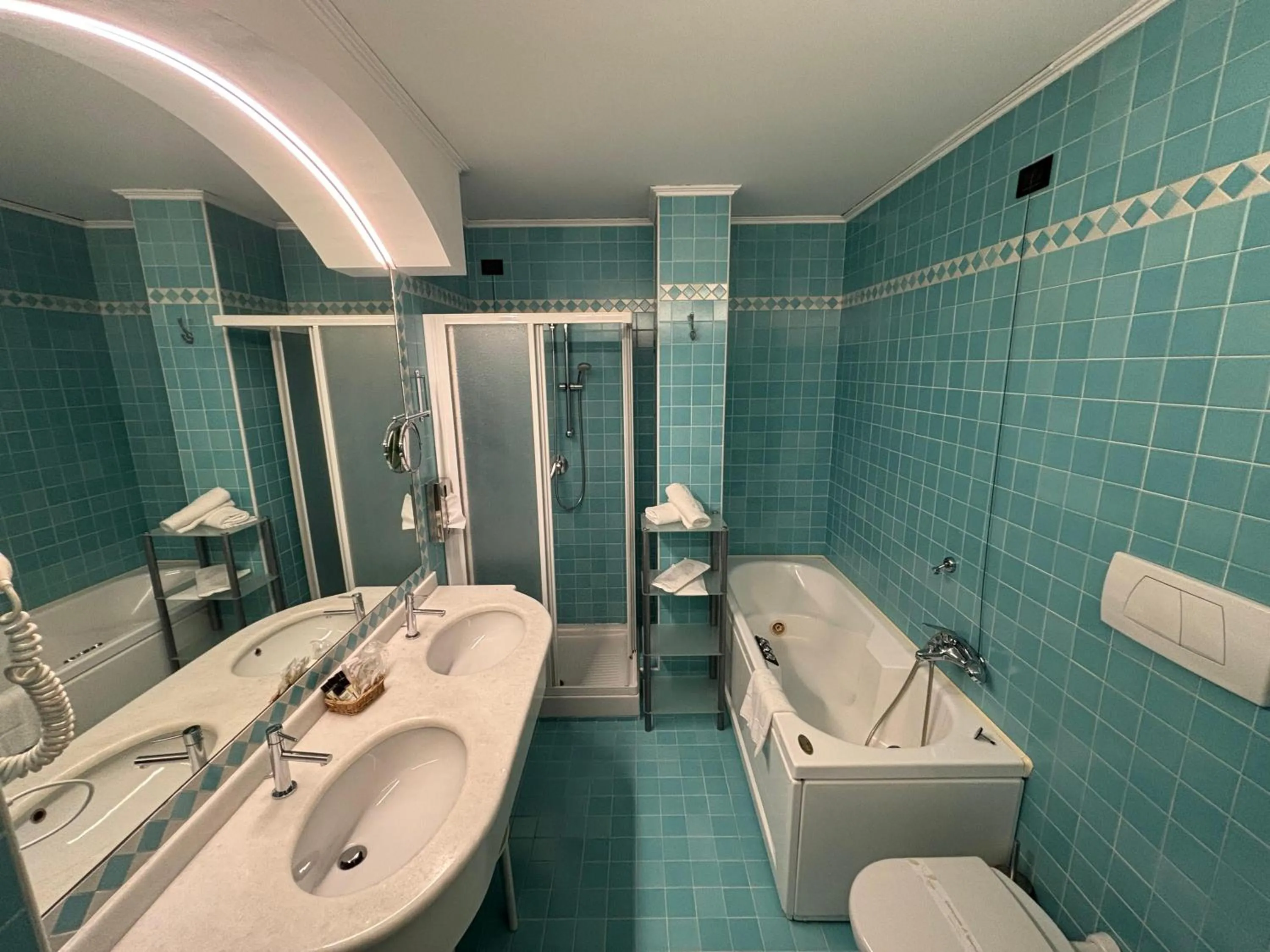 Shower in Hotel Carlton