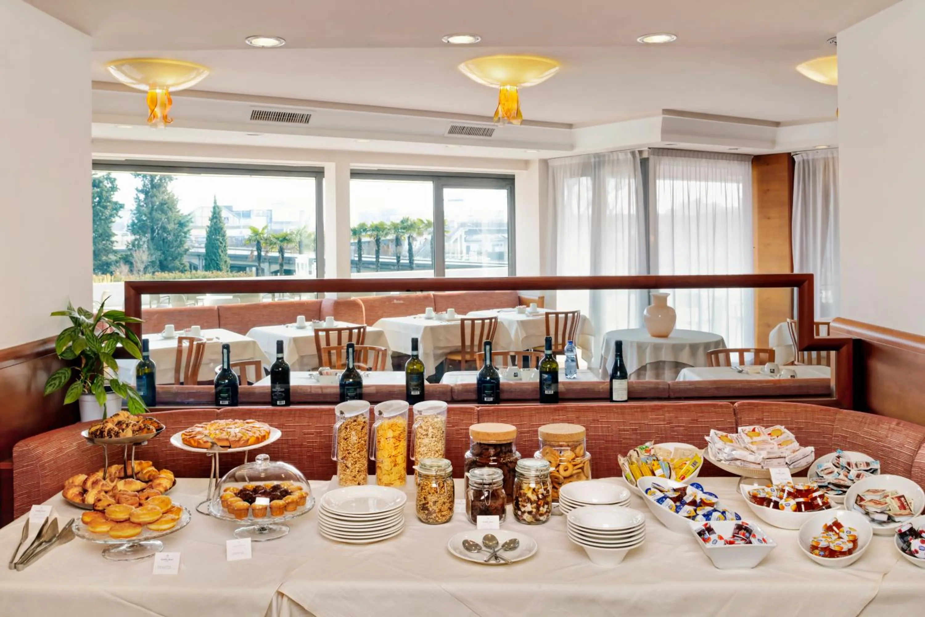 Restaurant/places to eat in Hotel Carlton