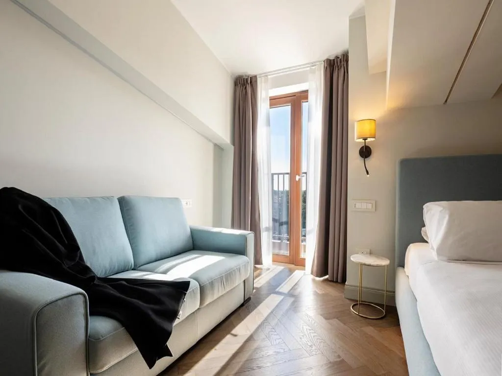 Seating area, Bed in Hotel Carlton