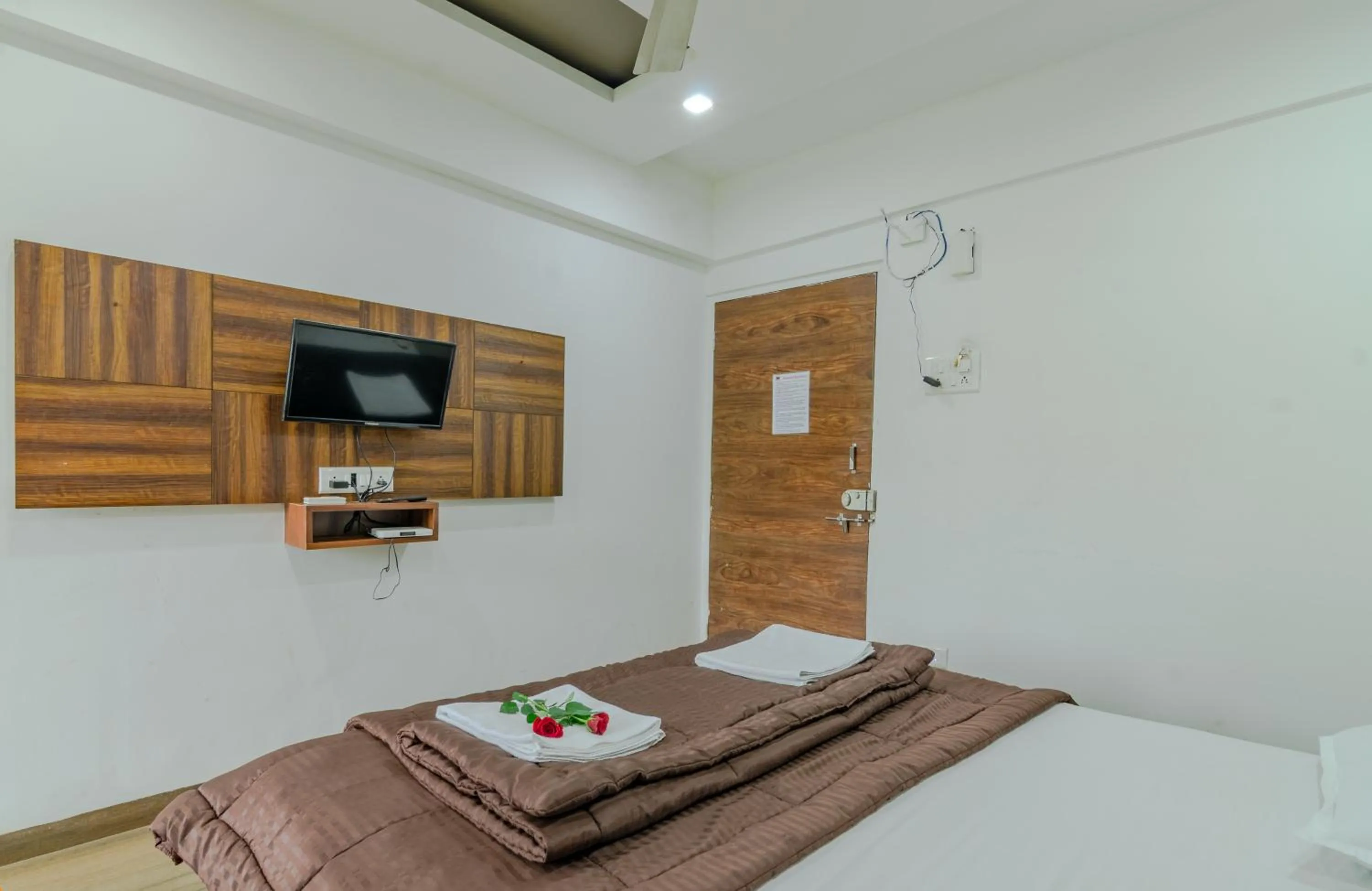 TV and multimedia, Bed in White House Beach Resort, Nagaon