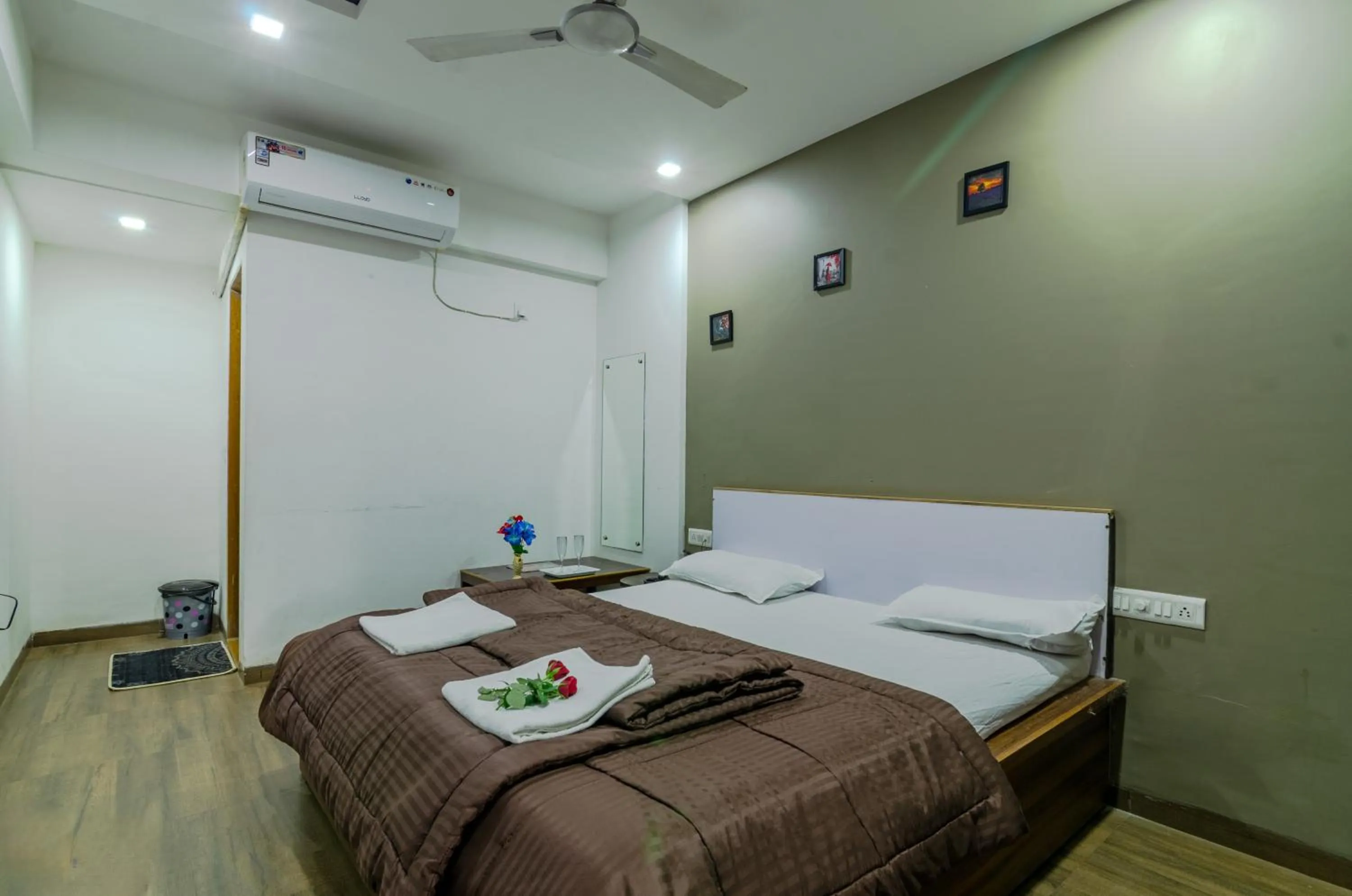 Bedroom, Bed in White House Beach Resort, Nagaon