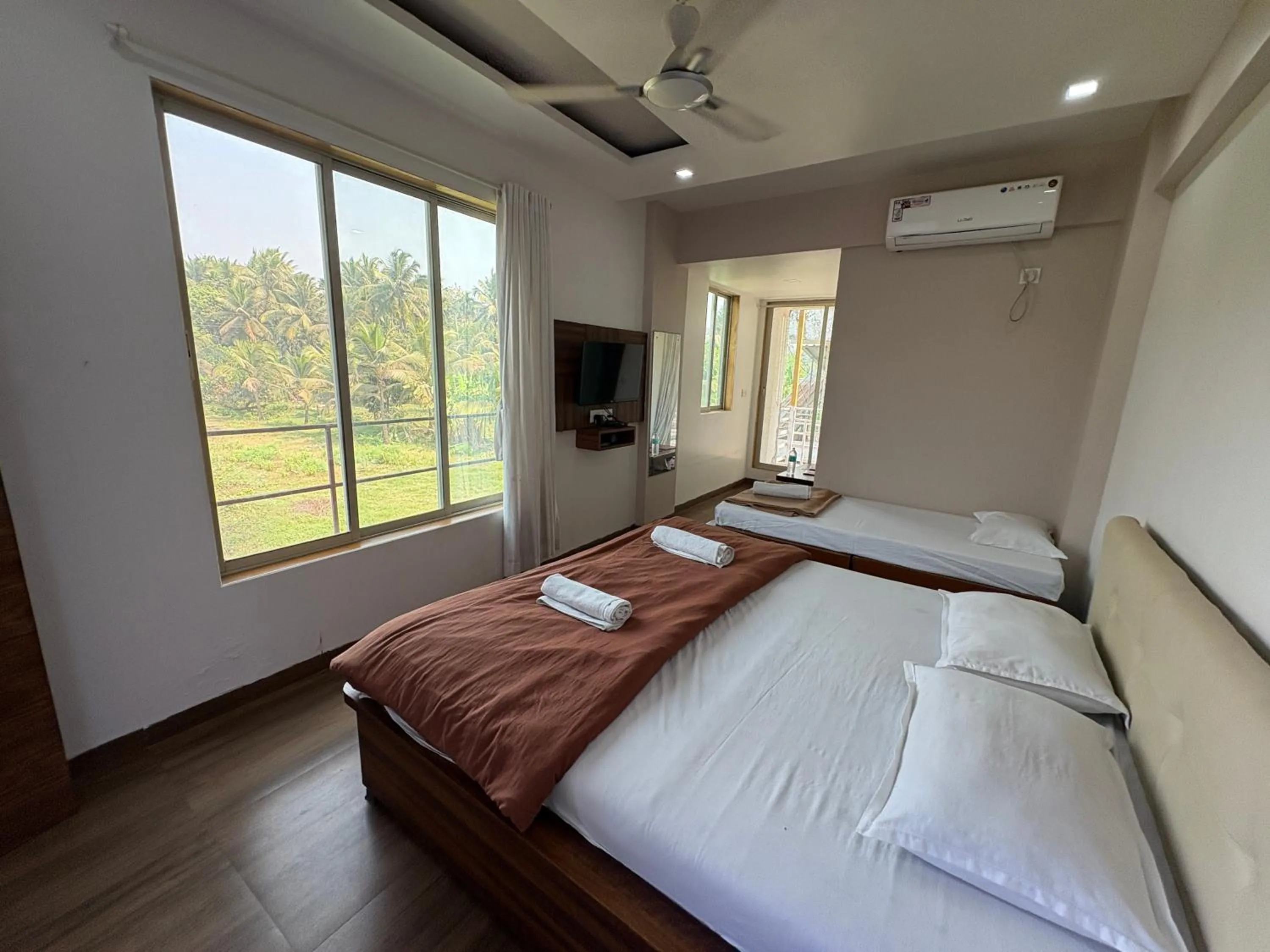 Bedroom, Bed in White House Beach Resort, Nagaon