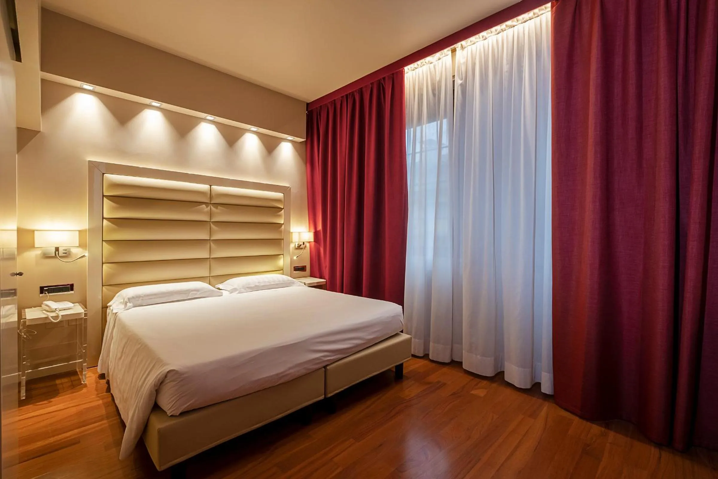 Bedroom, Bed in Hotel Touring