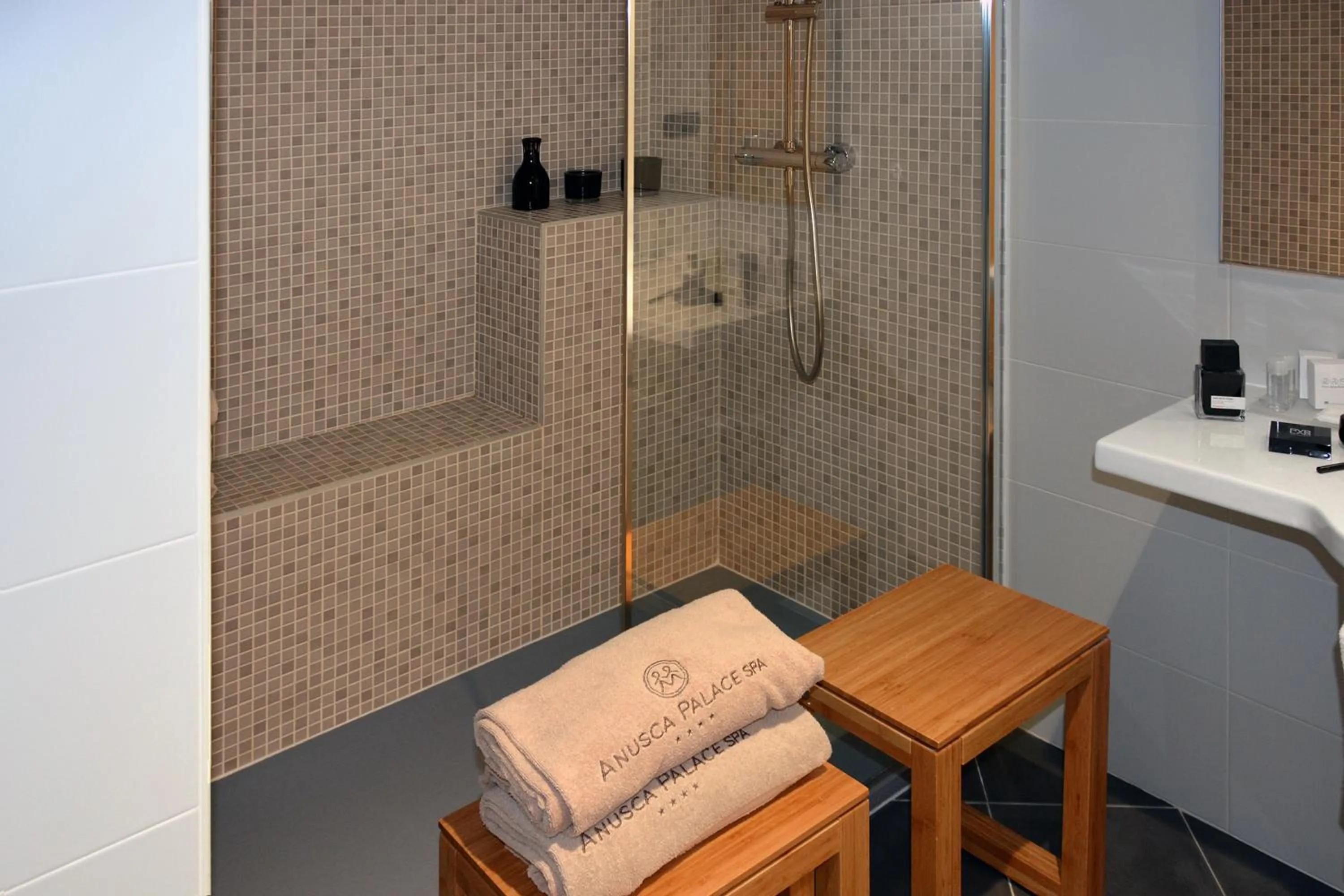 Shower in Anusca Palace Hotel