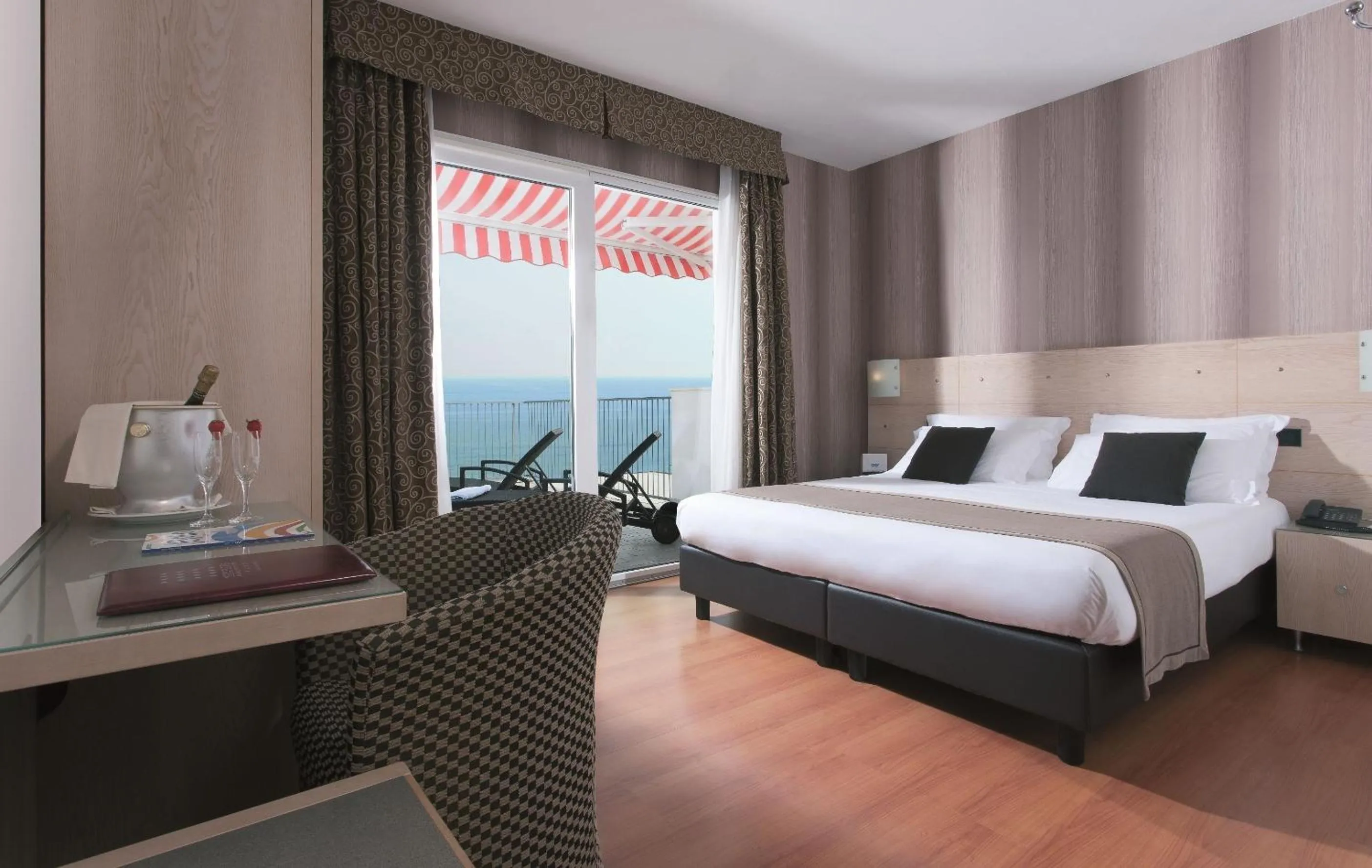 Photo of the whole room, Bed in Victoria Frontemare Beach & Spa Hotel Jesolo