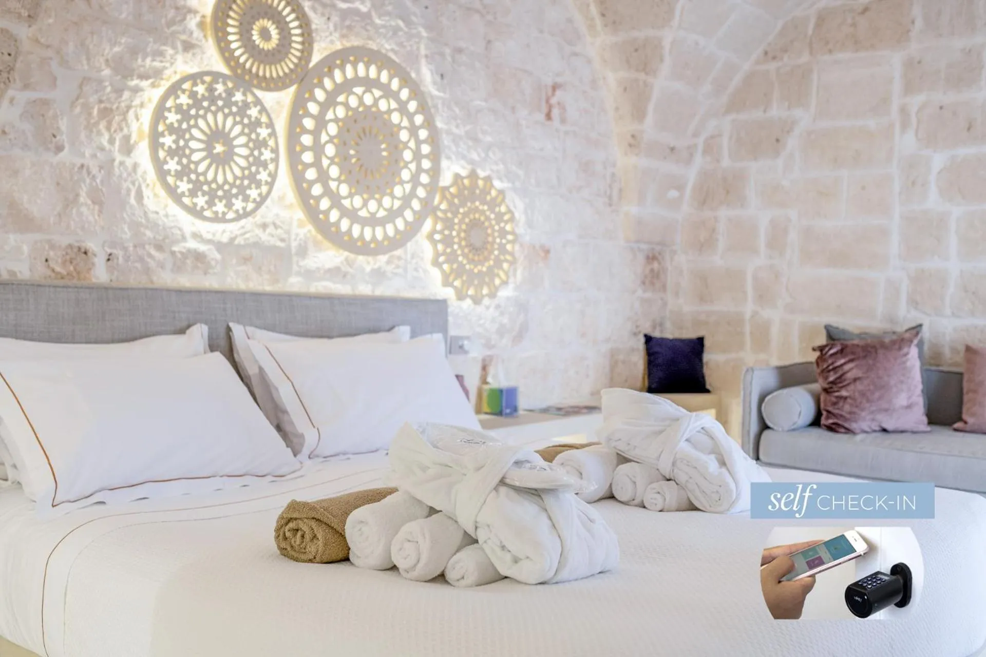 Bed in Vico Bianco Raro Smart Rooms Collection