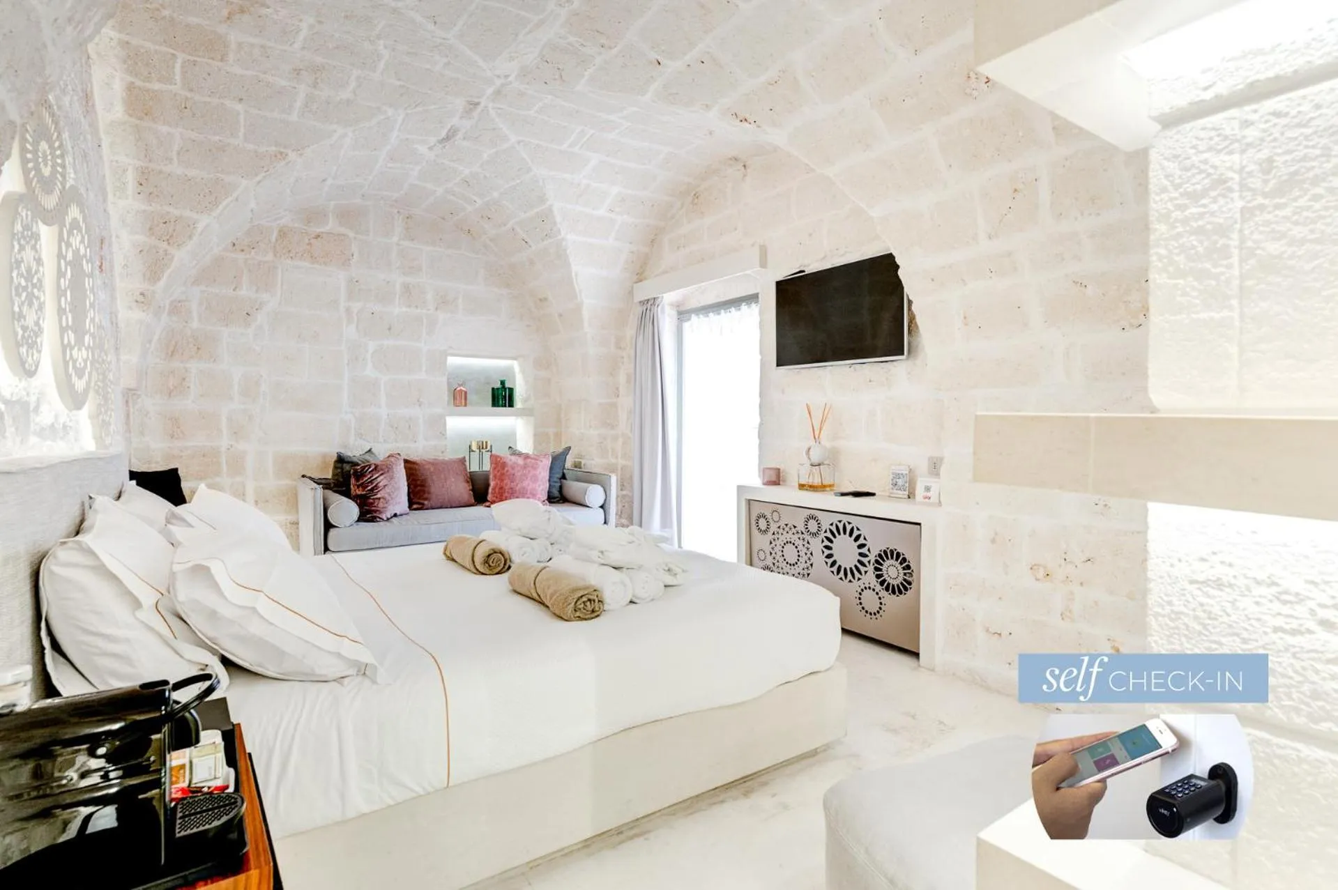 TV and multimedia, Bed in Vico Bianco Raro Smart Rooms Collection