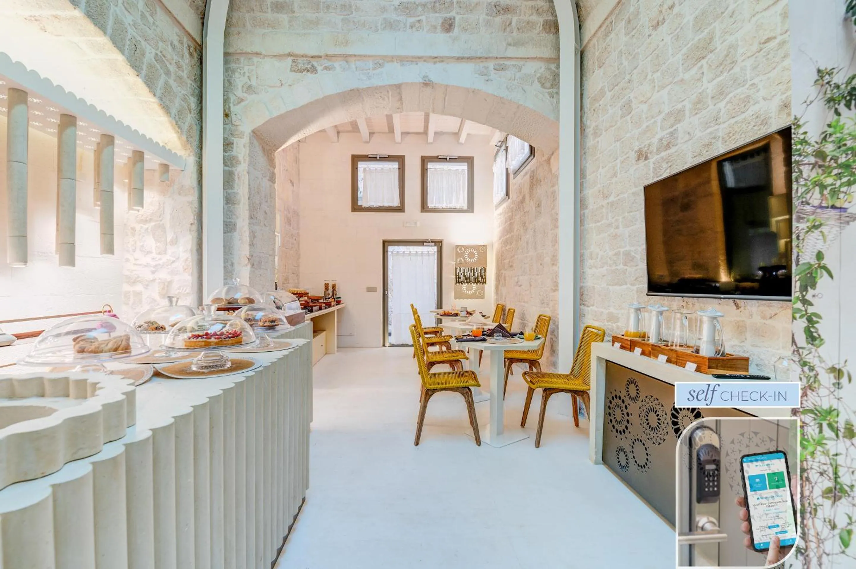 Communal lounge/ TV room in Vico Bianco Raro Smart Rooms Collection