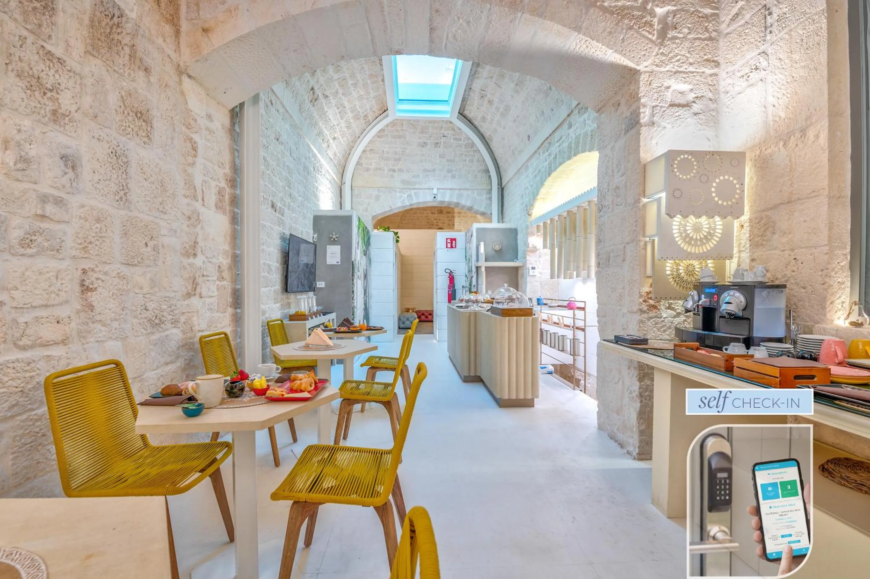 Communal lounge/ TV room in Vico Bianco Raro Smart Rooms Collection