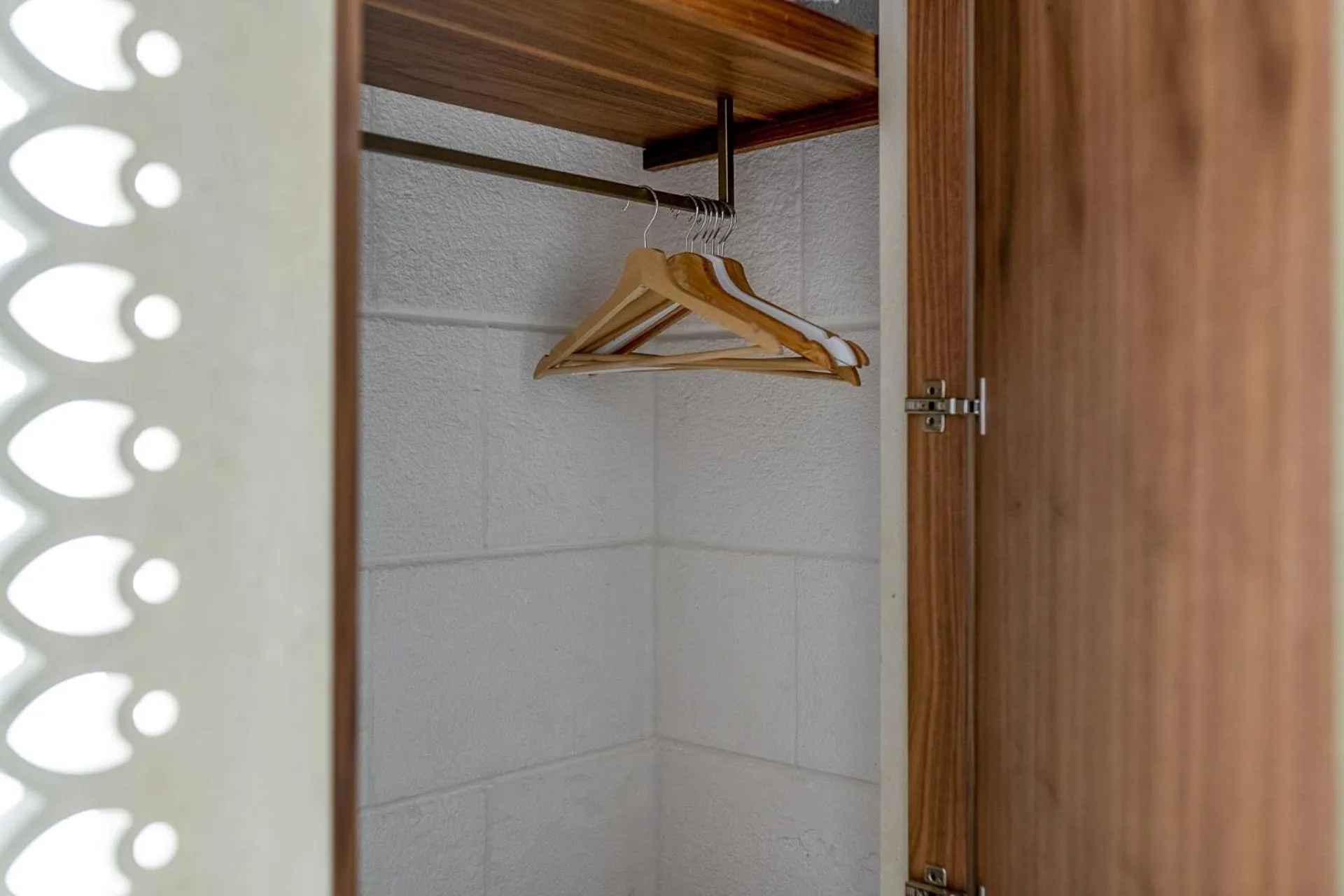 wardrobe in Vico Bianco Raro Smart Rooms Collection