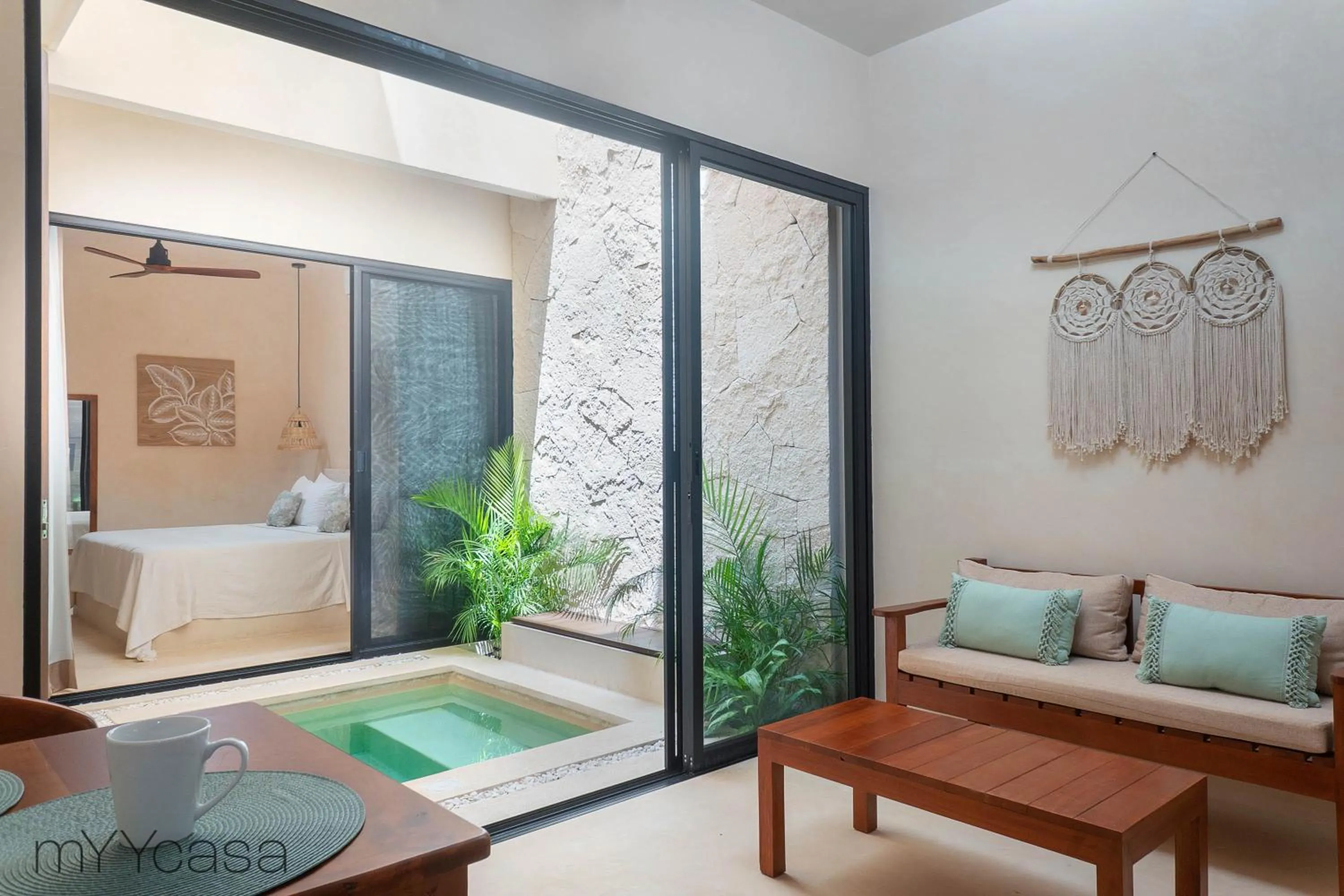 Seating area, Bed in Casa Yaakun