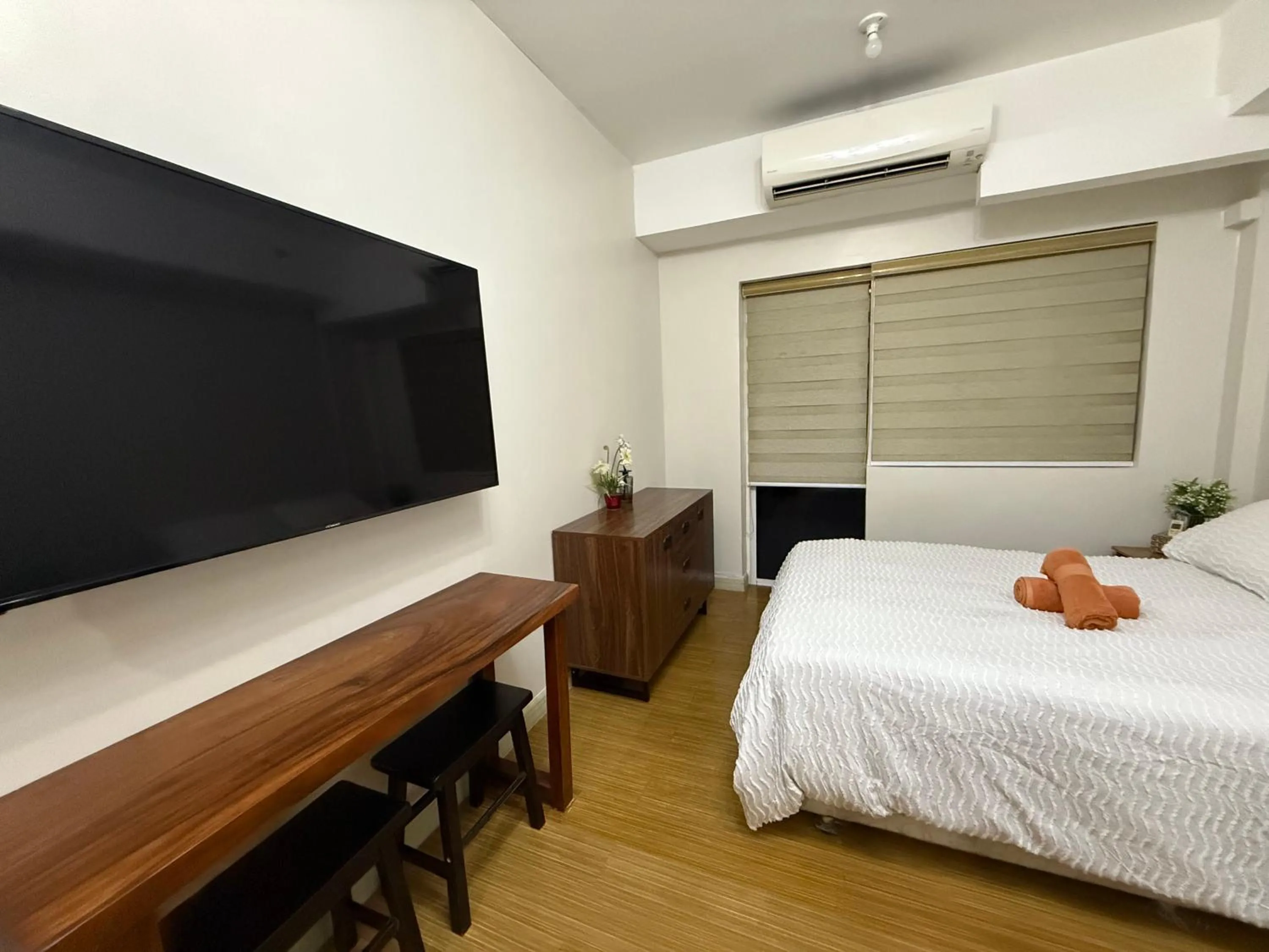 Bed in Apad@graceresidences nr BGC