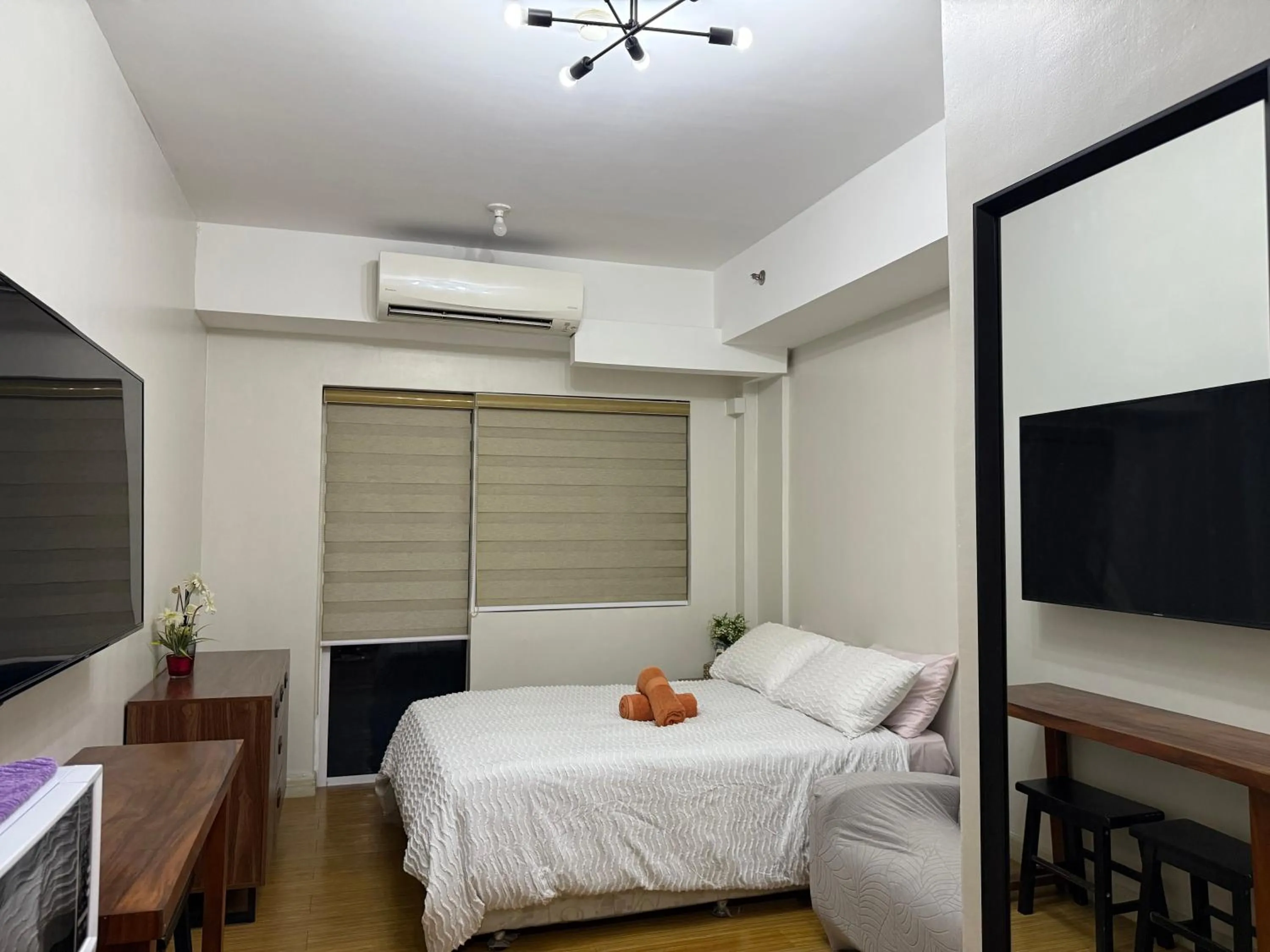 Bed in Apad@graceresidences nr BGC
