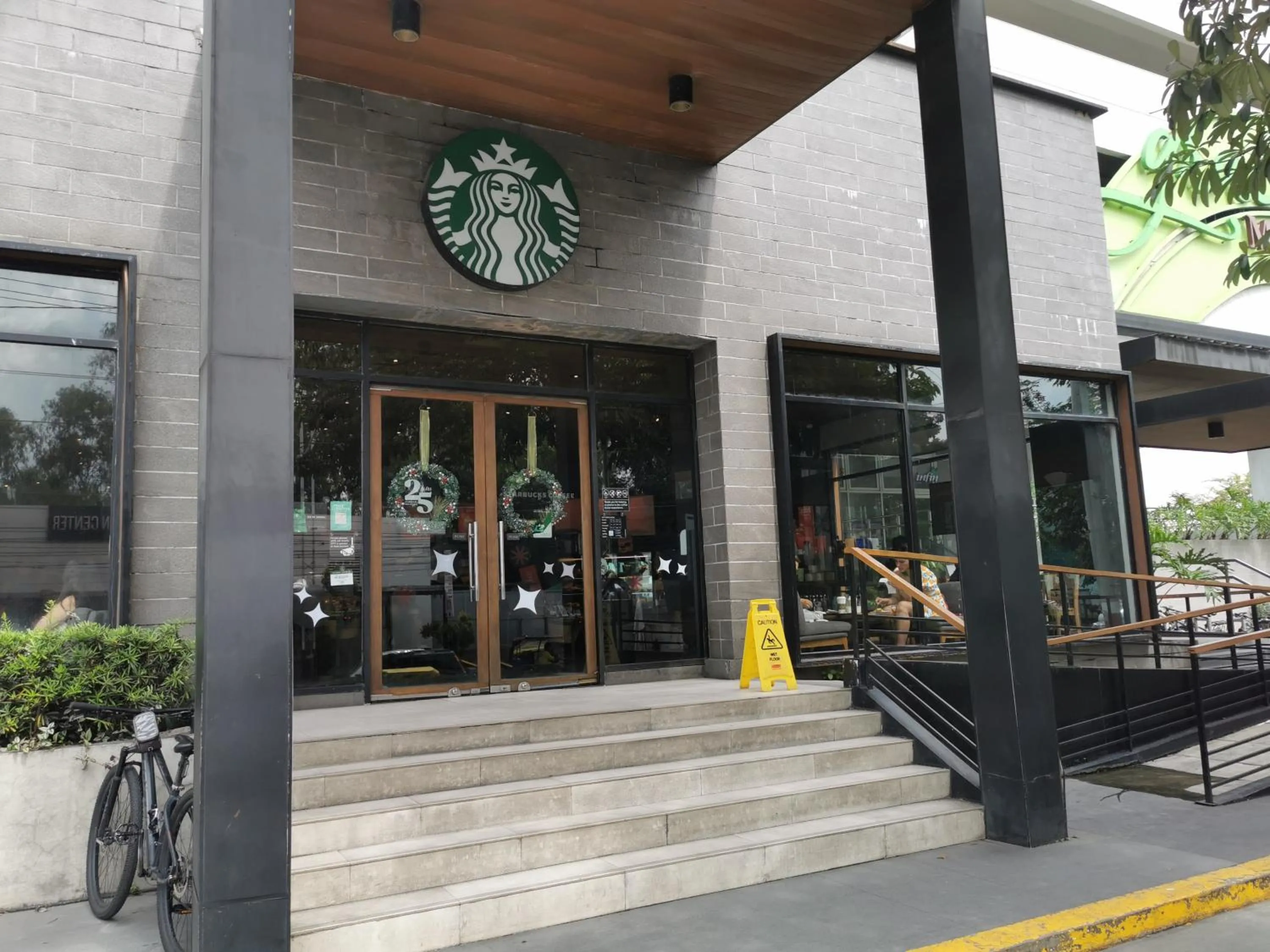 Restaurant/places to eat in Apad@graceresidences nr BGC
