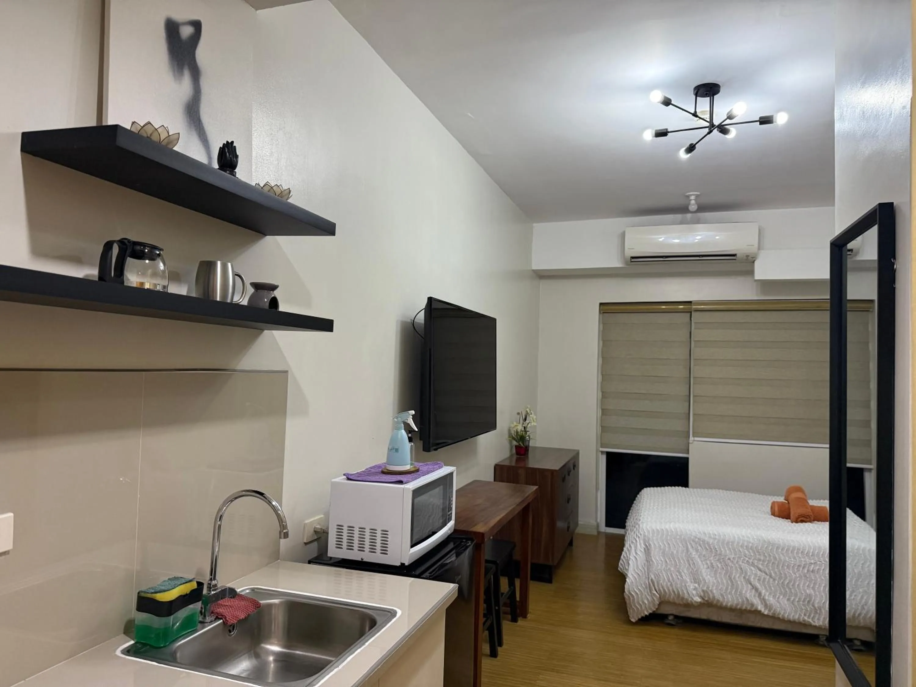 Bed in Apad@graceresidences nr BGC