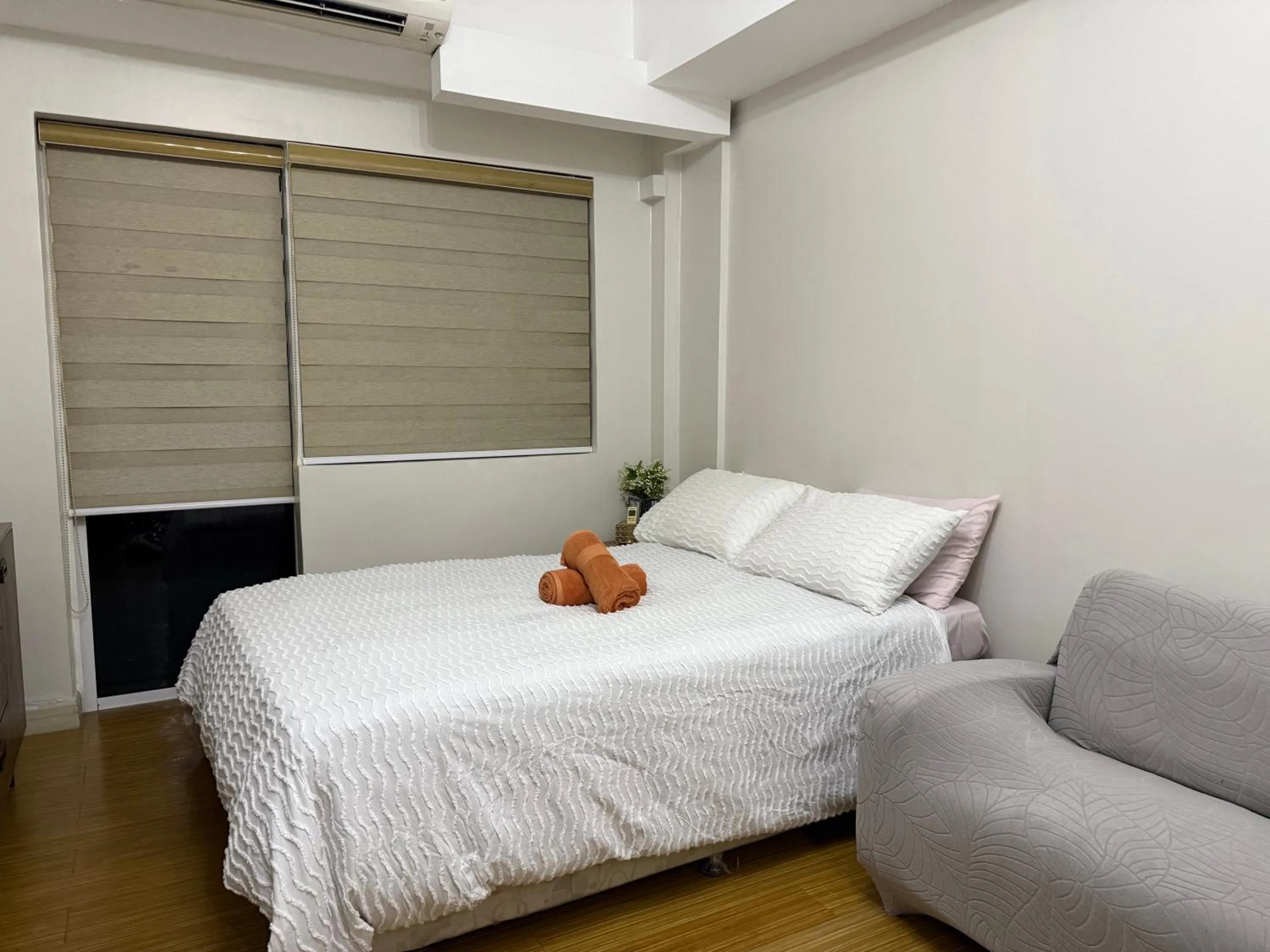 Bed in Apad@graceresidences nr BGC