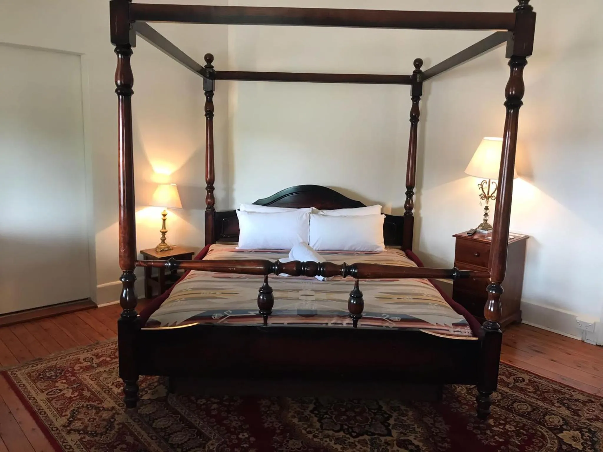 Bed in Royal Hotel Mandurama
