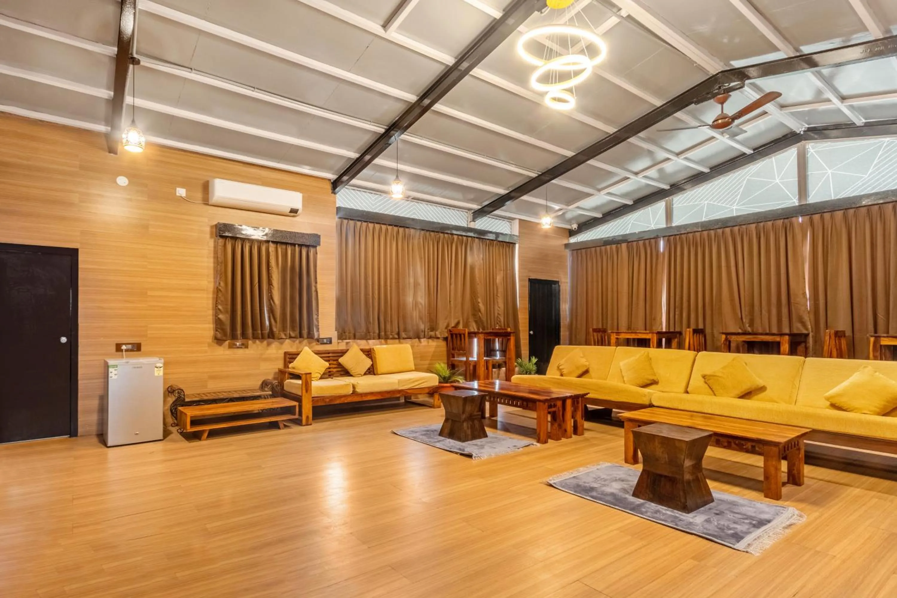 Seating area in Treebo Purple Square