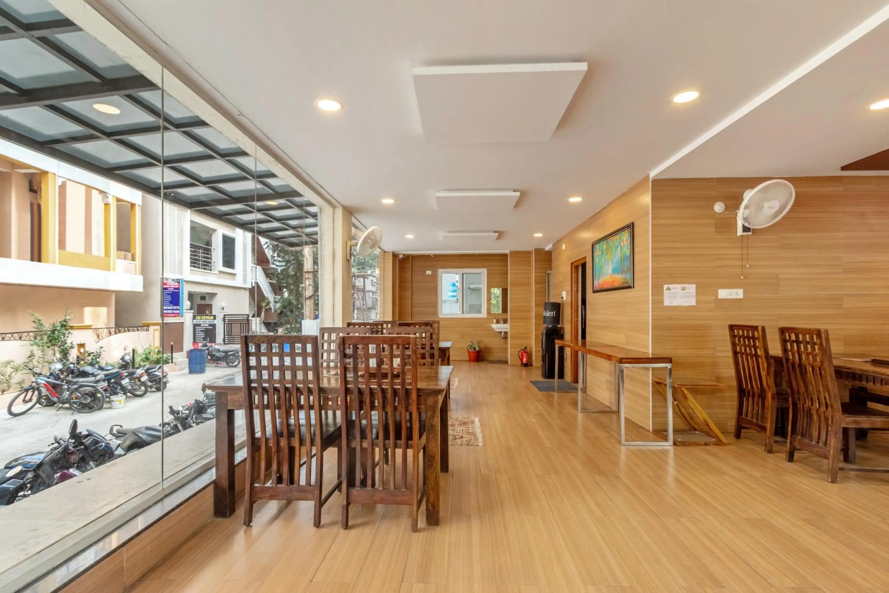 Restaurant/places to eat in Treebo Purple Square